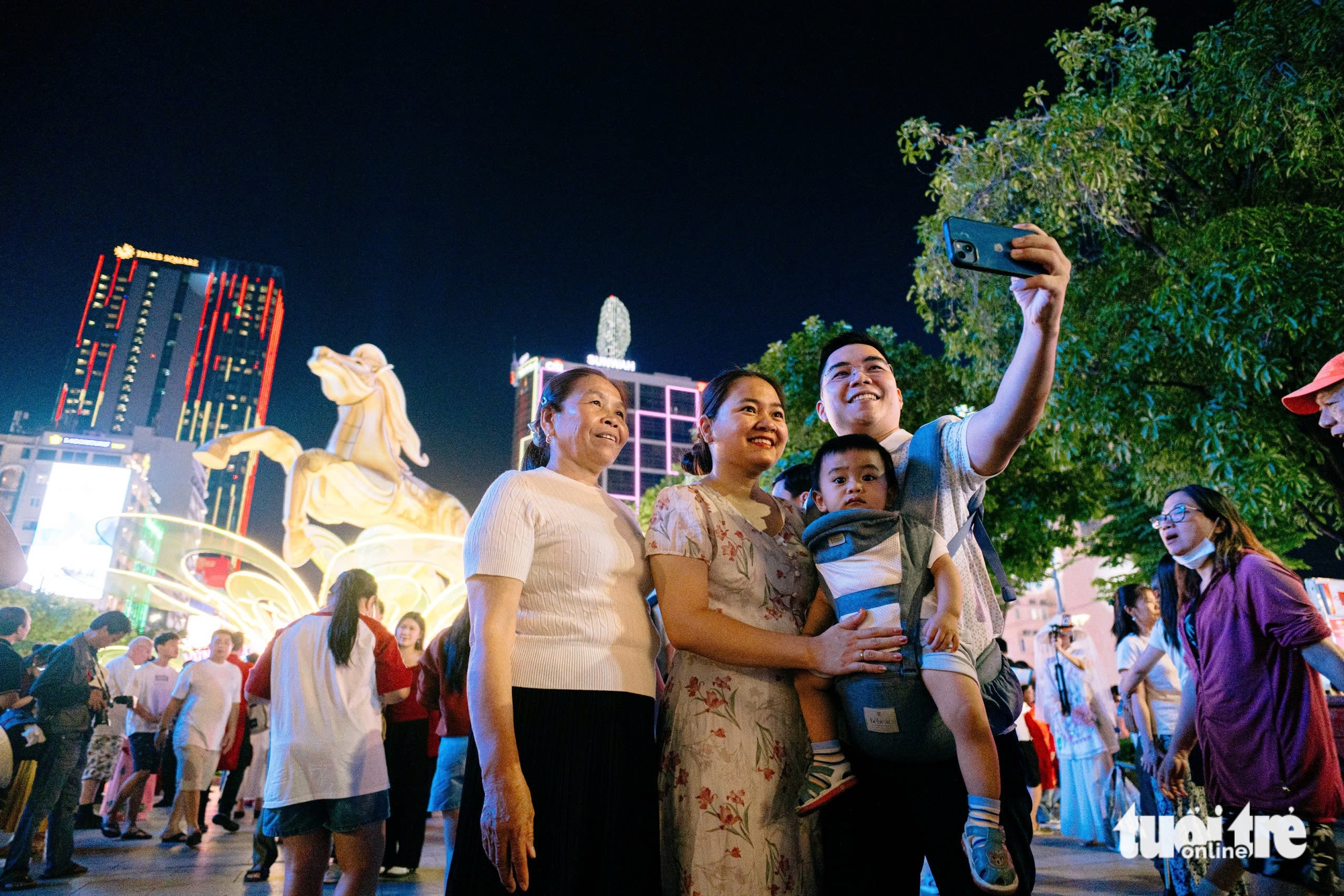 Người dân đổ về trung tâm vui chơi, nhiều nơi đã bắn pháo hoa sớm trước giao thừa 19 giao thừa - Ảnh 19.