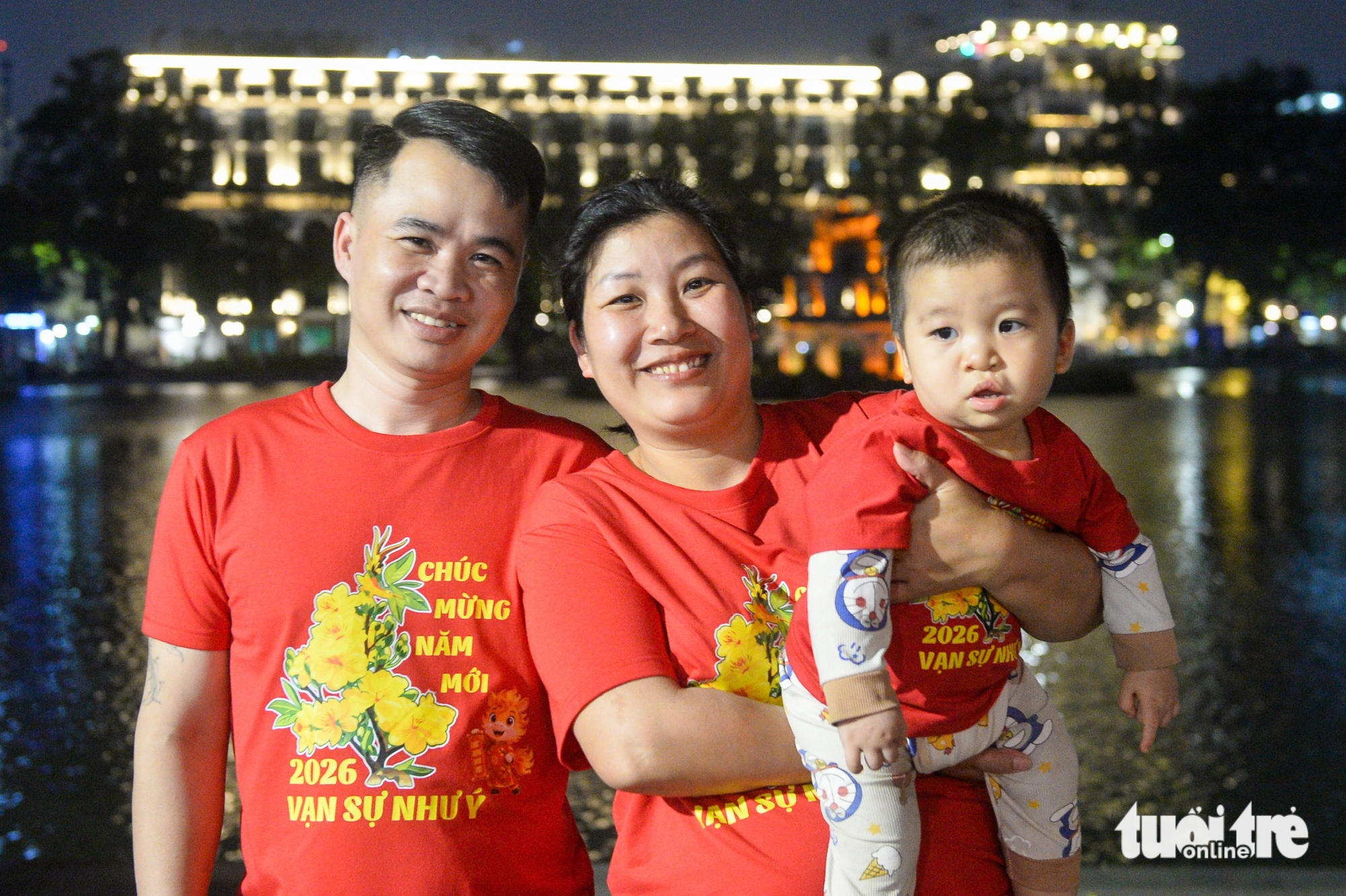 Người dân đổ về trung tâm vui chơi, nhiều nơi đã bắn pháo hoa sớm trước giao thừa 20 giao thừa - Ảnh 20.