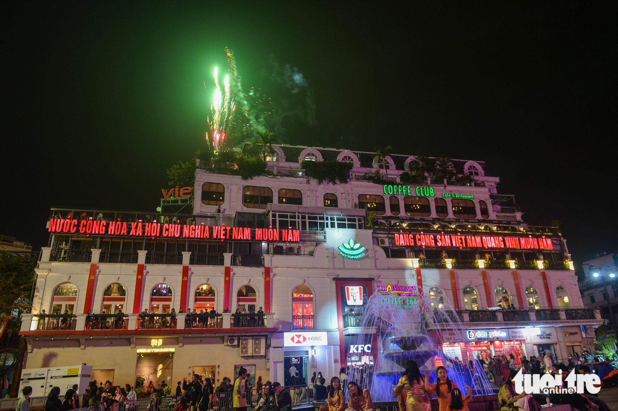 Người dân đổ về trung tâm vui chơi, nhiều nơi đã bắn pháo hoa sớm trước giao thừa 21 giao thừa - Ảnh 21.