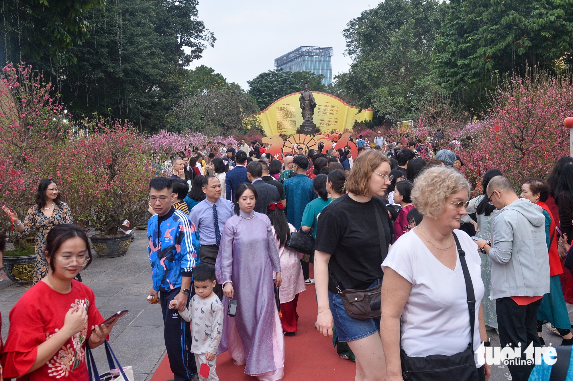 Người dân đổ về trung tâm vui chơi, nhiều nơi đã bắn pháo hoa sớm trước giao thừa 23 giao thừa - Ảnh 23.