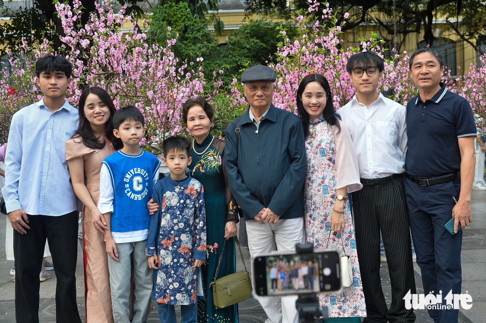 Người dân đổ về trung tâm vui chơi, nhiều nơi đã bắn pháo hoa sớm trước giao thừa 24 giao thừa - Ảnh 24.