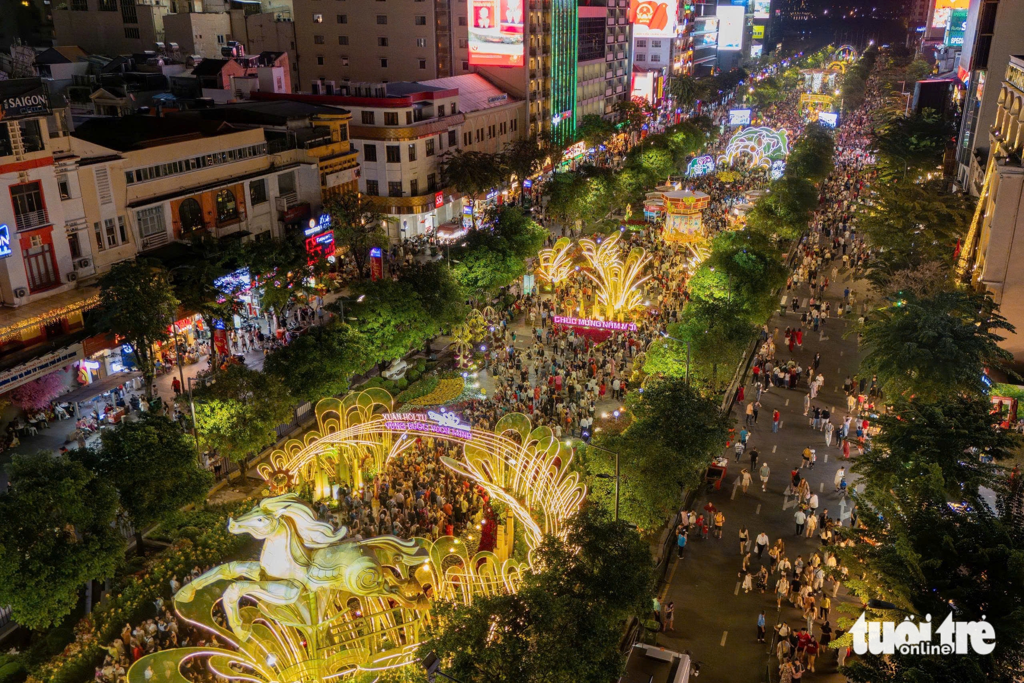 Người dân đổ về trung tâm vui chơi, nhiều nơi đã bắn pháo hoa sớm trước giao thừa 28 giao thừa - Ảnh 28.