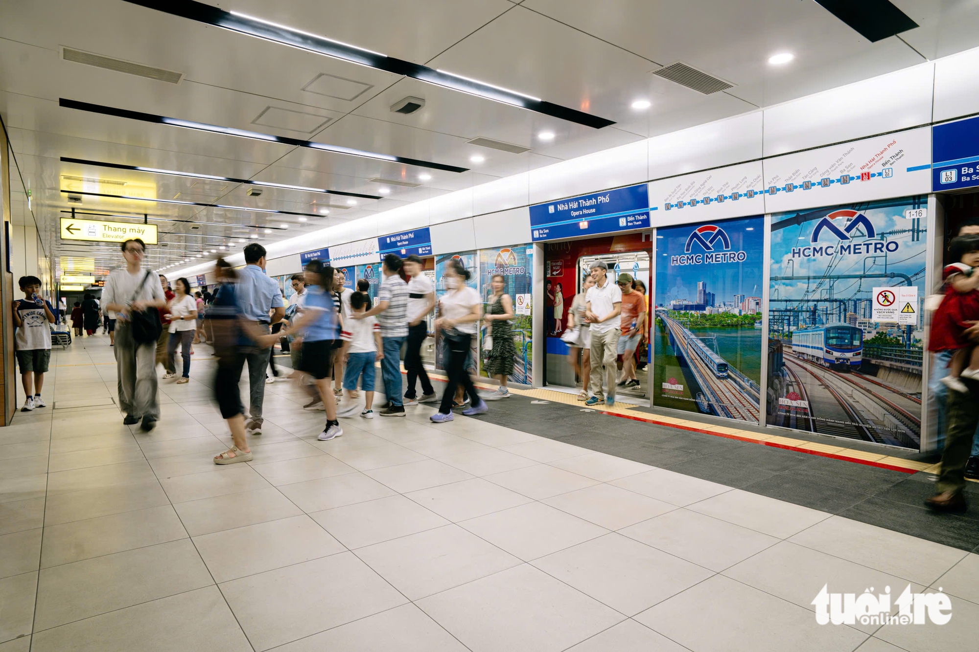 Người dân đổ về trung tâm vui chơi, nhiều nơi đã bắn pháo hoa sớm trước giao thừa 30 giao thừa - Ảnh 30.