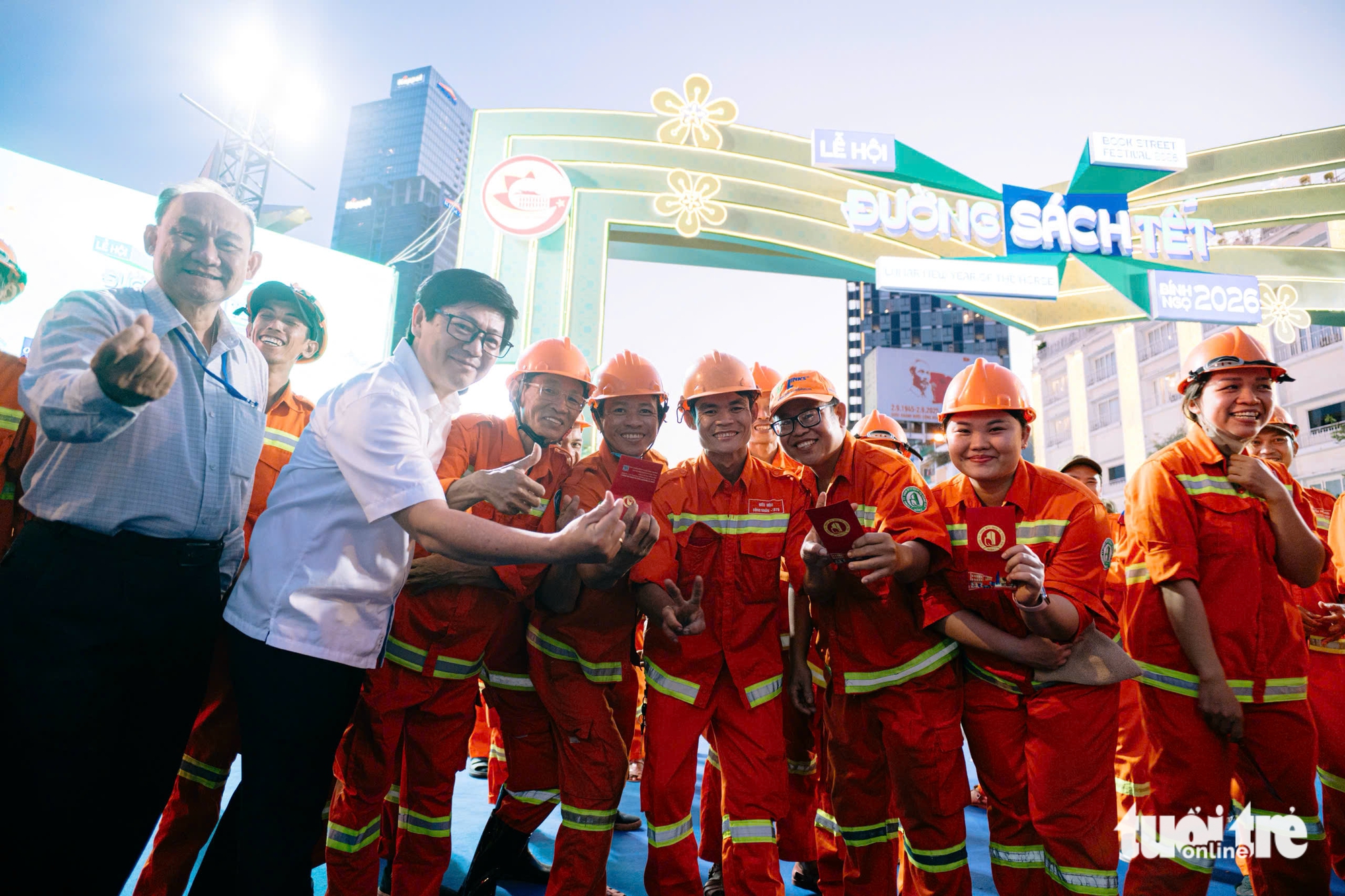 Người dân đổ về trung tâm vui chơi, nhiều nơi đã bắn pháo hoa sớm trước giao thừa 31 giao thừa - Ảnh 31.