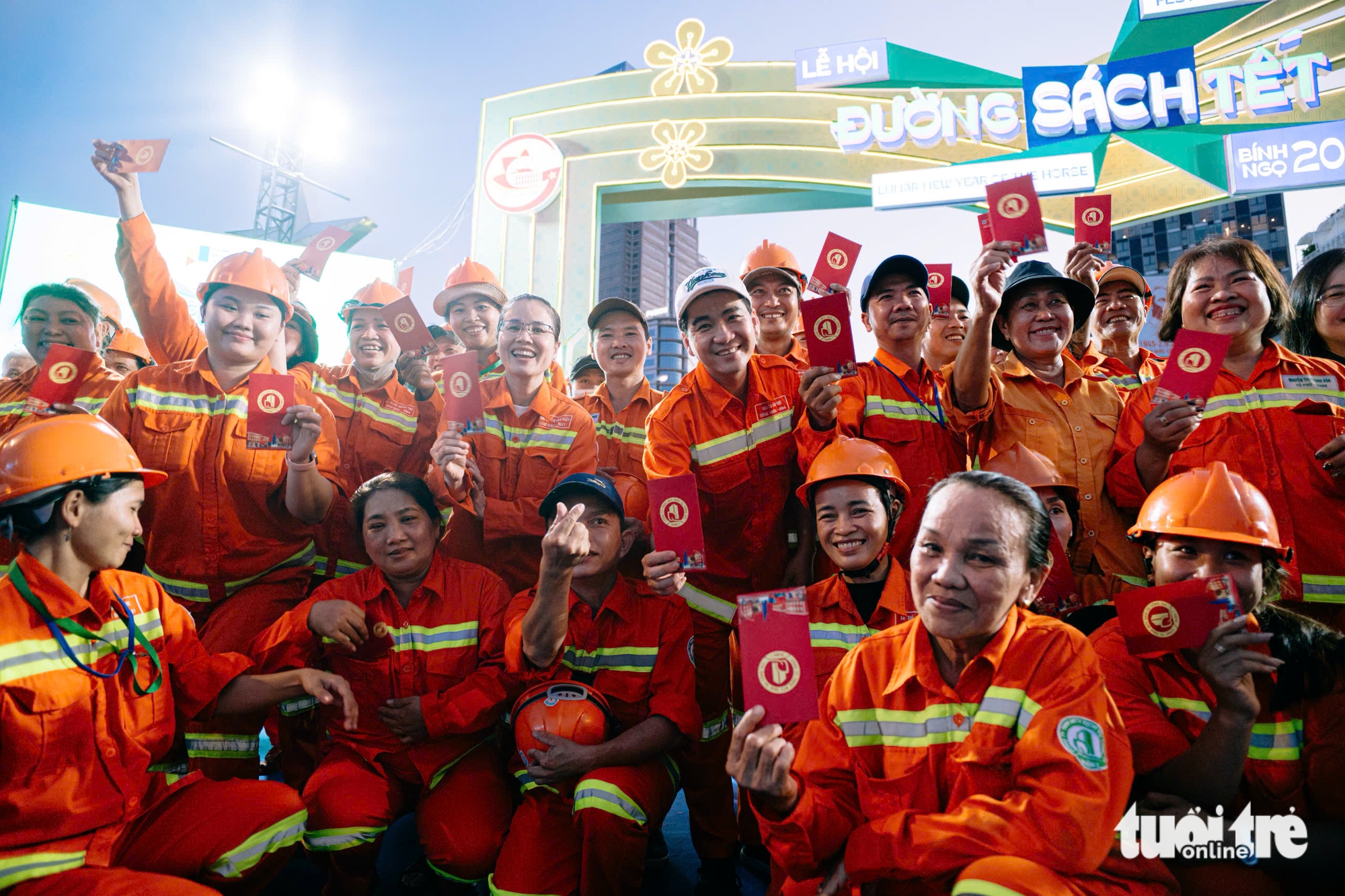 Người dân đổ về trung tâm vui chơi, nhiều nơi đã bắn pháo hoa sớm trước giao thừa 32 giao thừa - Ảnh 32.