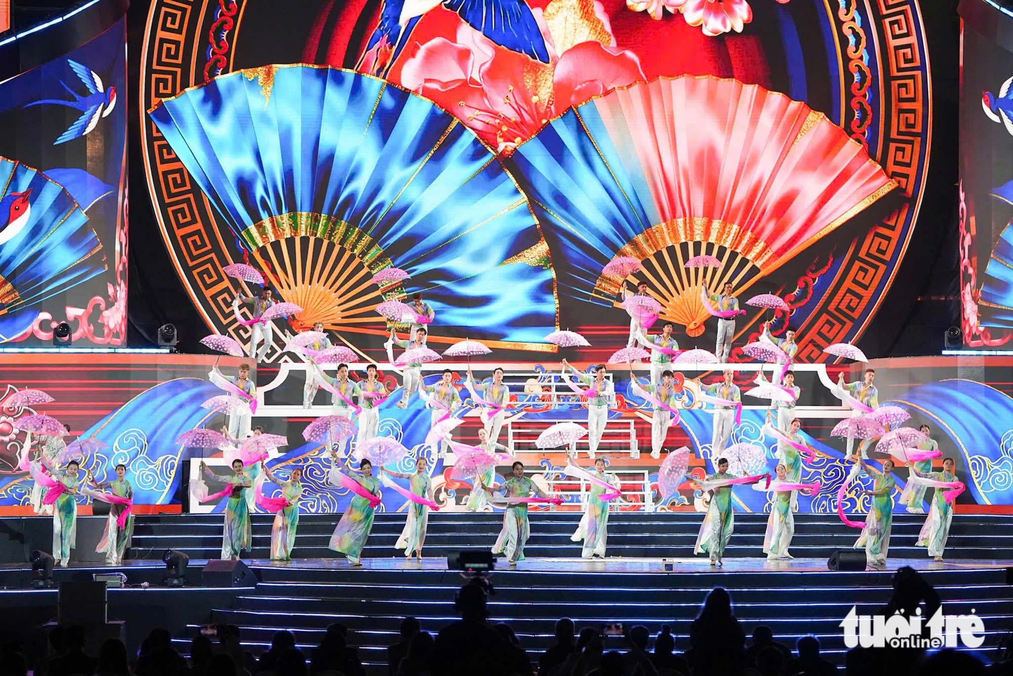 Người dân đổ về trung tâm vui chơi, nhiều nơi đã bắn pháo hoa sớm trước giao thừa 34 giao thừa - Ảnh 34.