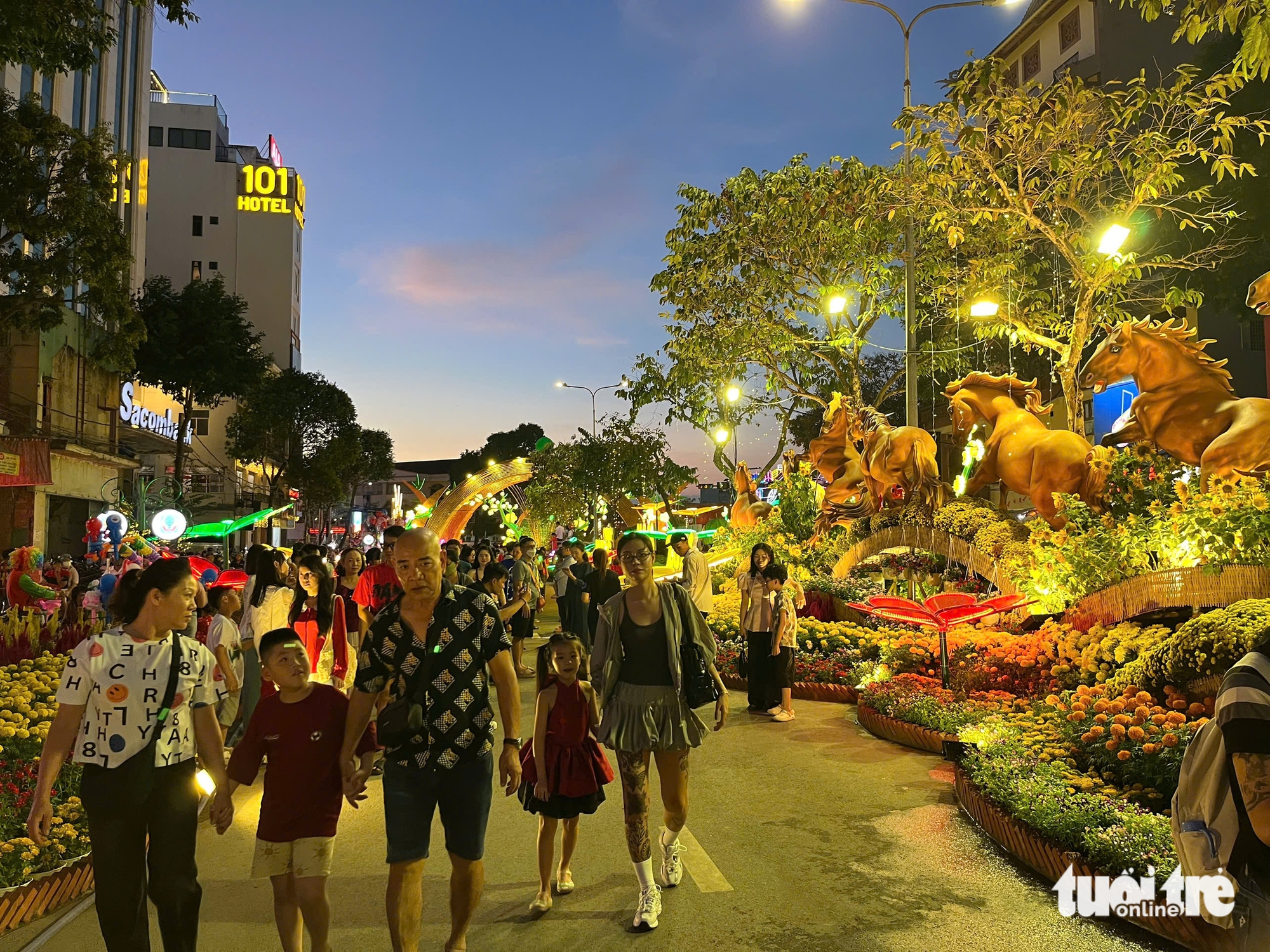 Người dân đổ về trung tâm vui chơi, nhiều nơi đã bắn pháo hoa sớm trước giao thừa 35 giao thừa - Ảnh 35.