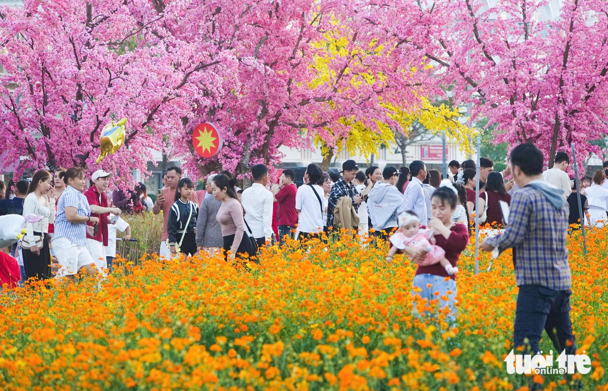 Người dân đổ về trung tâm vui chơi, nhiều nơi đã bắn pháo hoa sớm trước giao thừa 37 giao thừa - Ảnh 37.