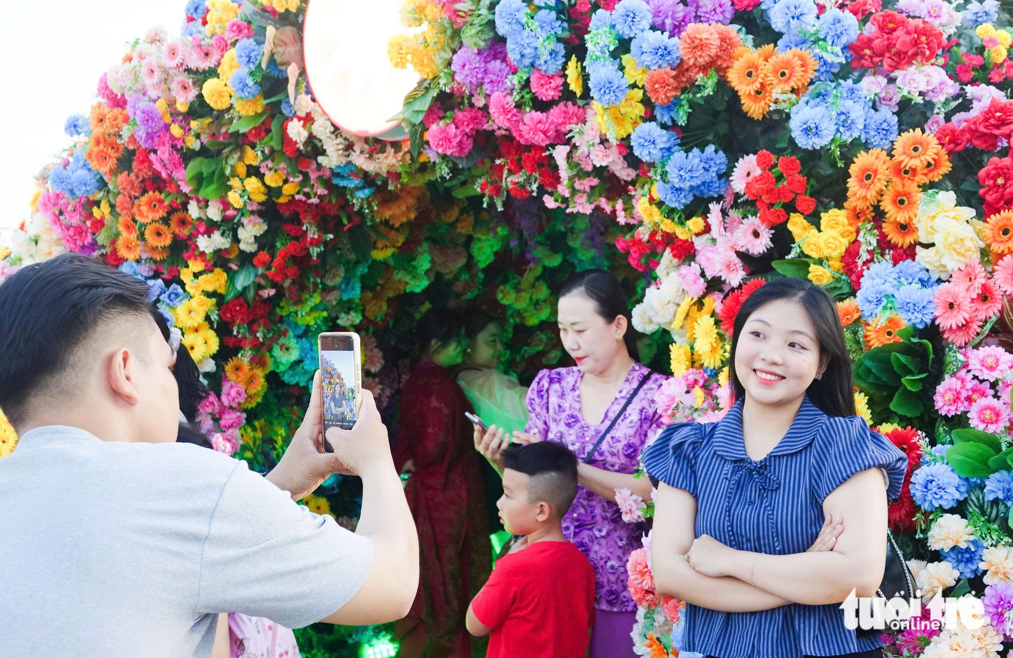 Người dân đổ về trung tâm vui chơi, nhiều nơi đã bắn pháo hoa sớm trước giao thừa 38 giao thừa - Ảnh 38.
