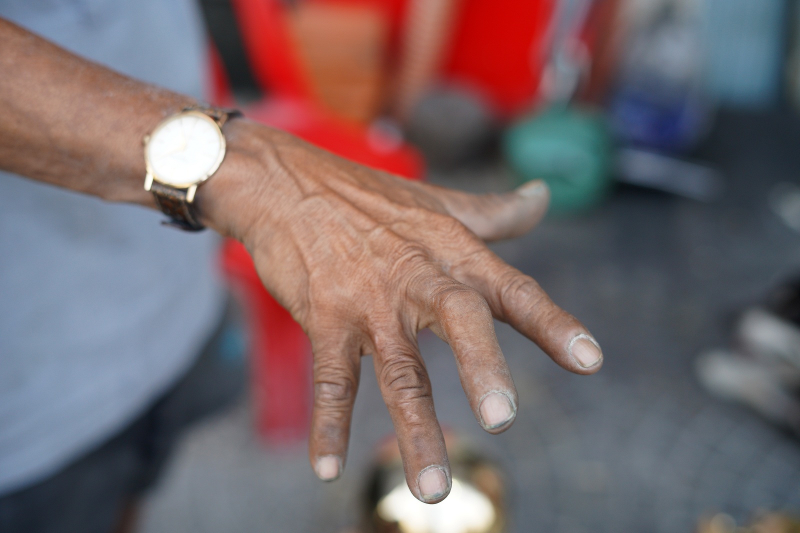 Gặp “đệ nhất cao thủ đánh bóng lư đồng” ở TP.HCM: Đôi tay thu hút sự chú ý- Ảnh 3.