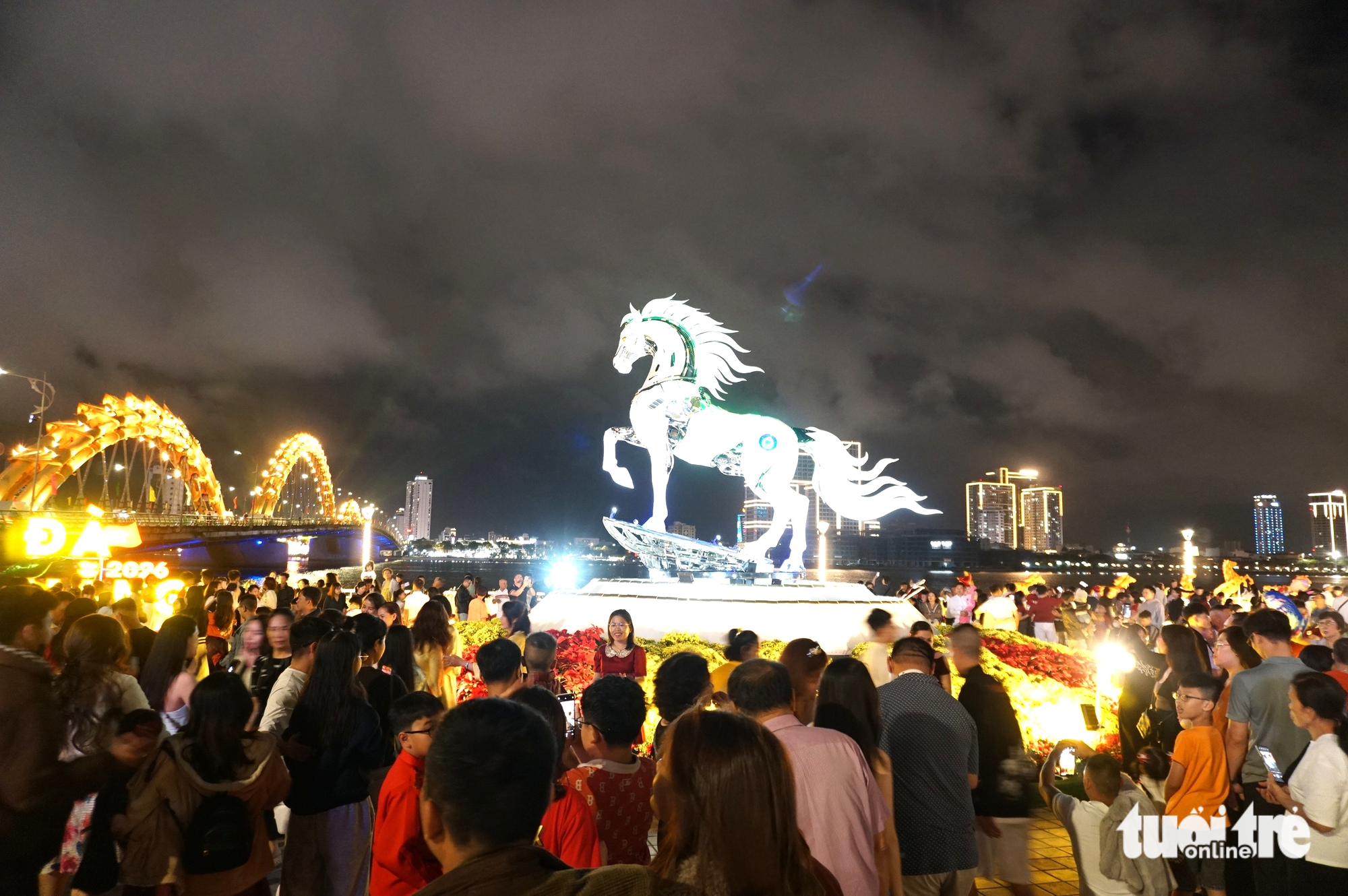 Người dân đổ về trung tâm vui chơi, nhiều nơi đã bắn pháo hoa sớm trước giao thừa 13 giao thừa - Ảnh 13.