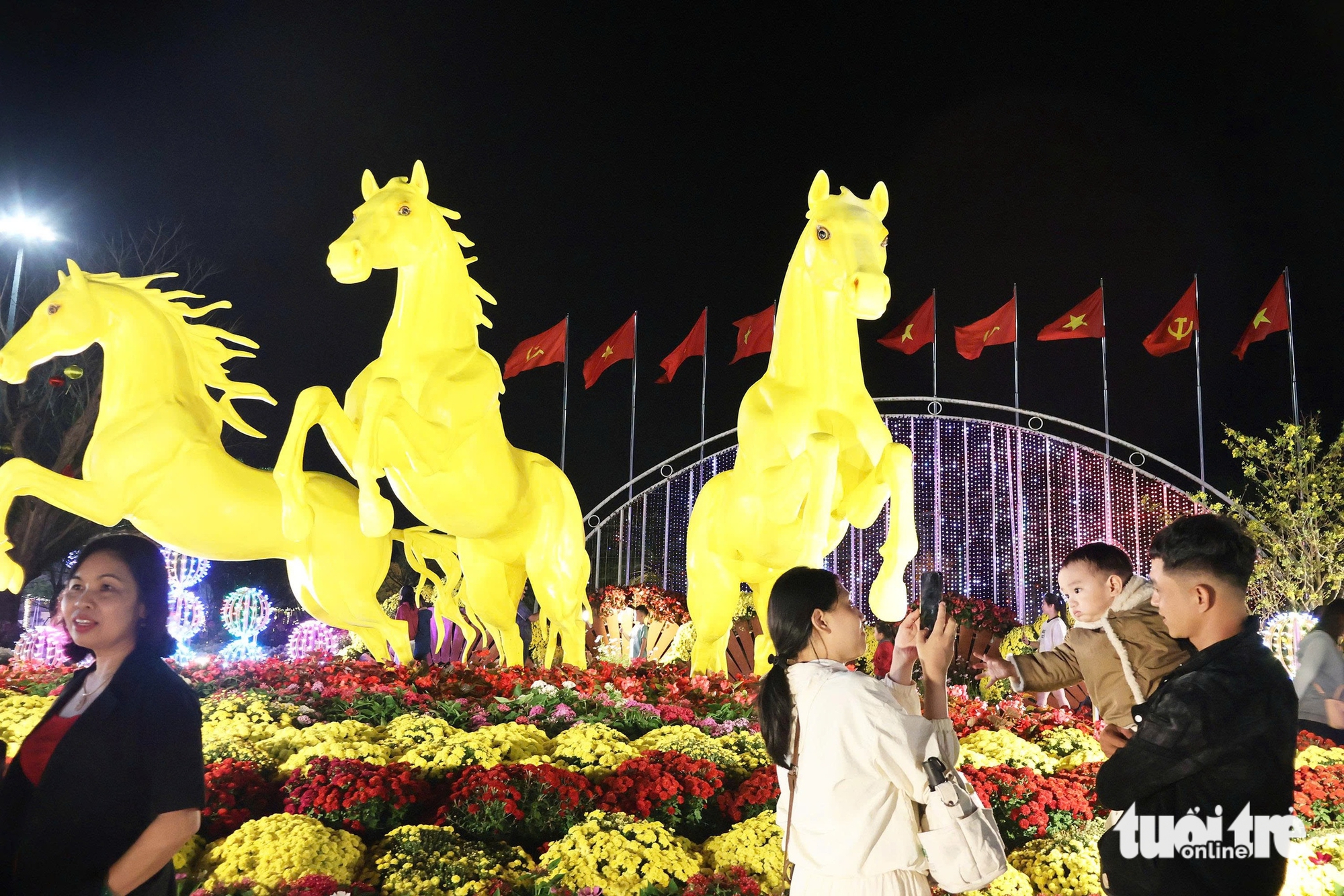 Người dân đổ về trung tâm vui chơi, nhiều nơi đã bắn pháo hoa sớm trước giao thừa 15 giao thừa - Ảnh 15.