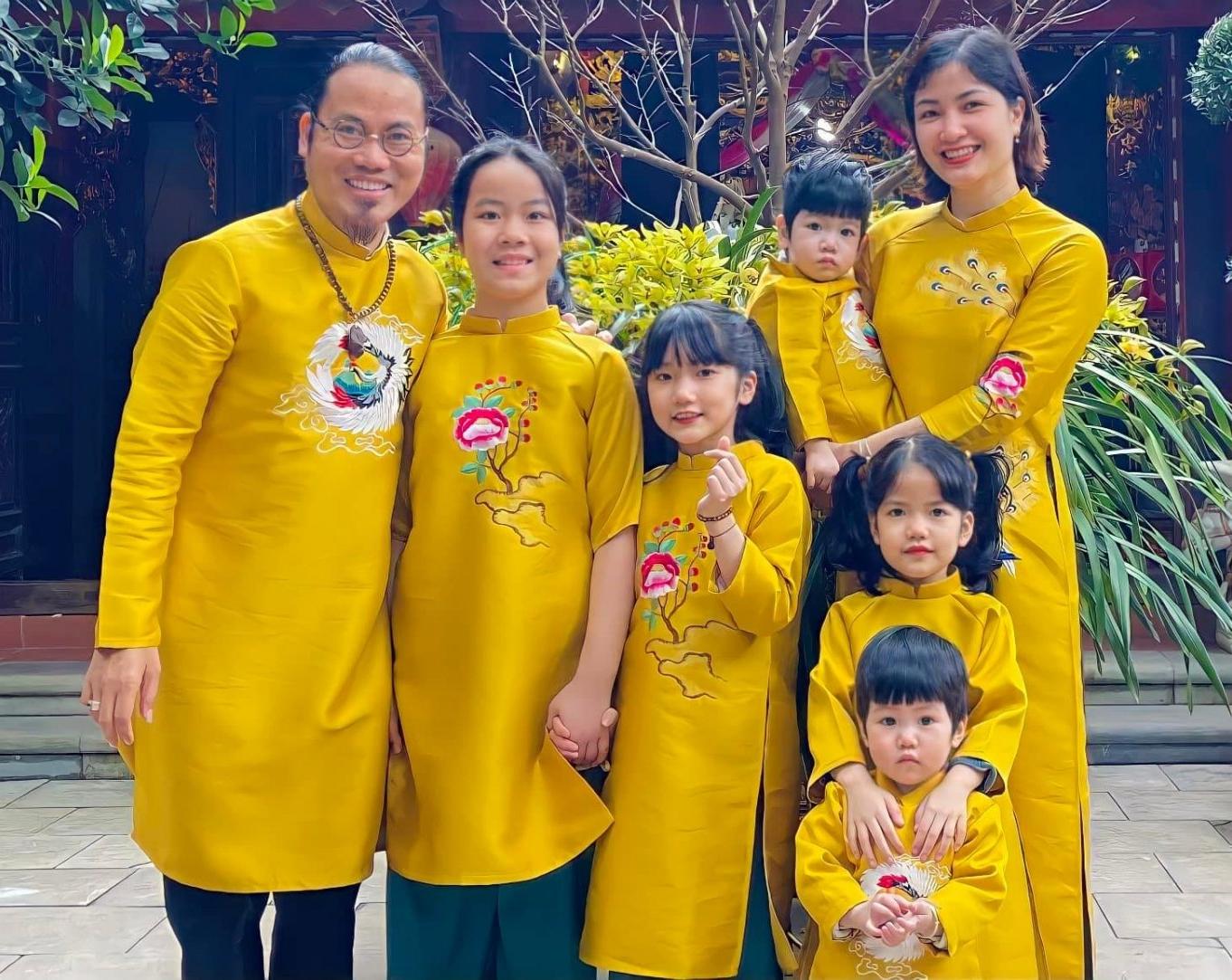 Nam nghệ sĩ sở hữu 2 Việt phủ dát vàng: Hôn nhân viên mãn bên vợ đẹp và 5 con- Ảnh 5. Nam nghệ sĩ sở hữu 2 Việt phủ dát vàng: Hôn nhân viên mãn bên vợ đẹp và 5 con- Ảnh 5.