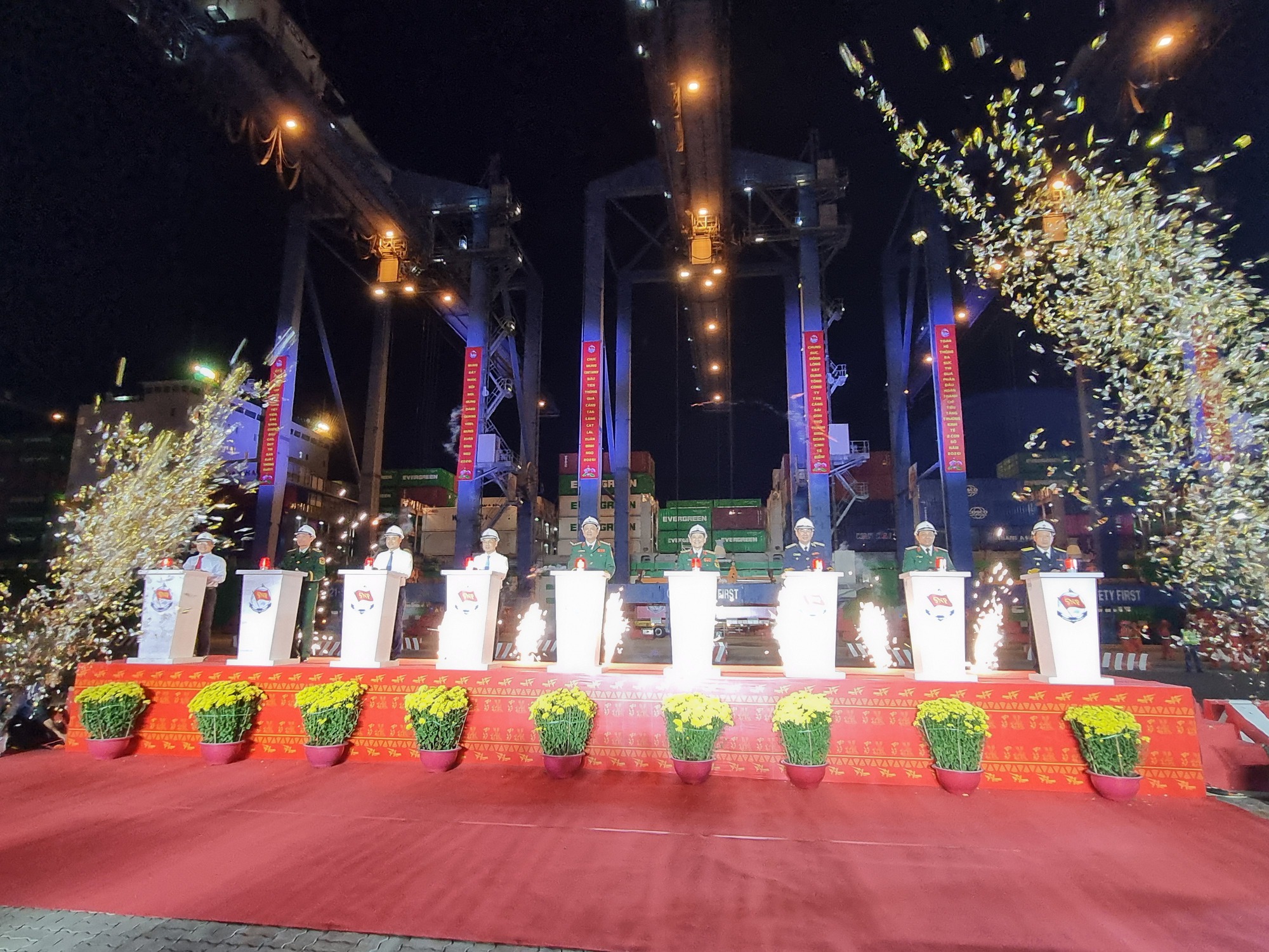 Đêm giao thừa, Binh đoàn 20 phát lệnh làm hàng đầu xuân Bính Ngọ tại cảng Tân Cảng Cát Lái- Ảnh 2.
