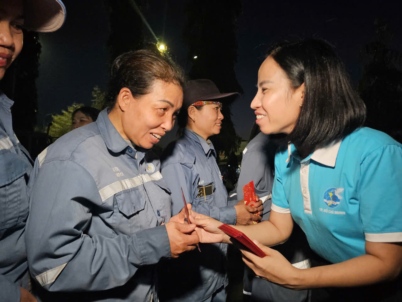 Nữ công nhân kể chuyện quét rác đường phố cuối năm - Ảnh 4.