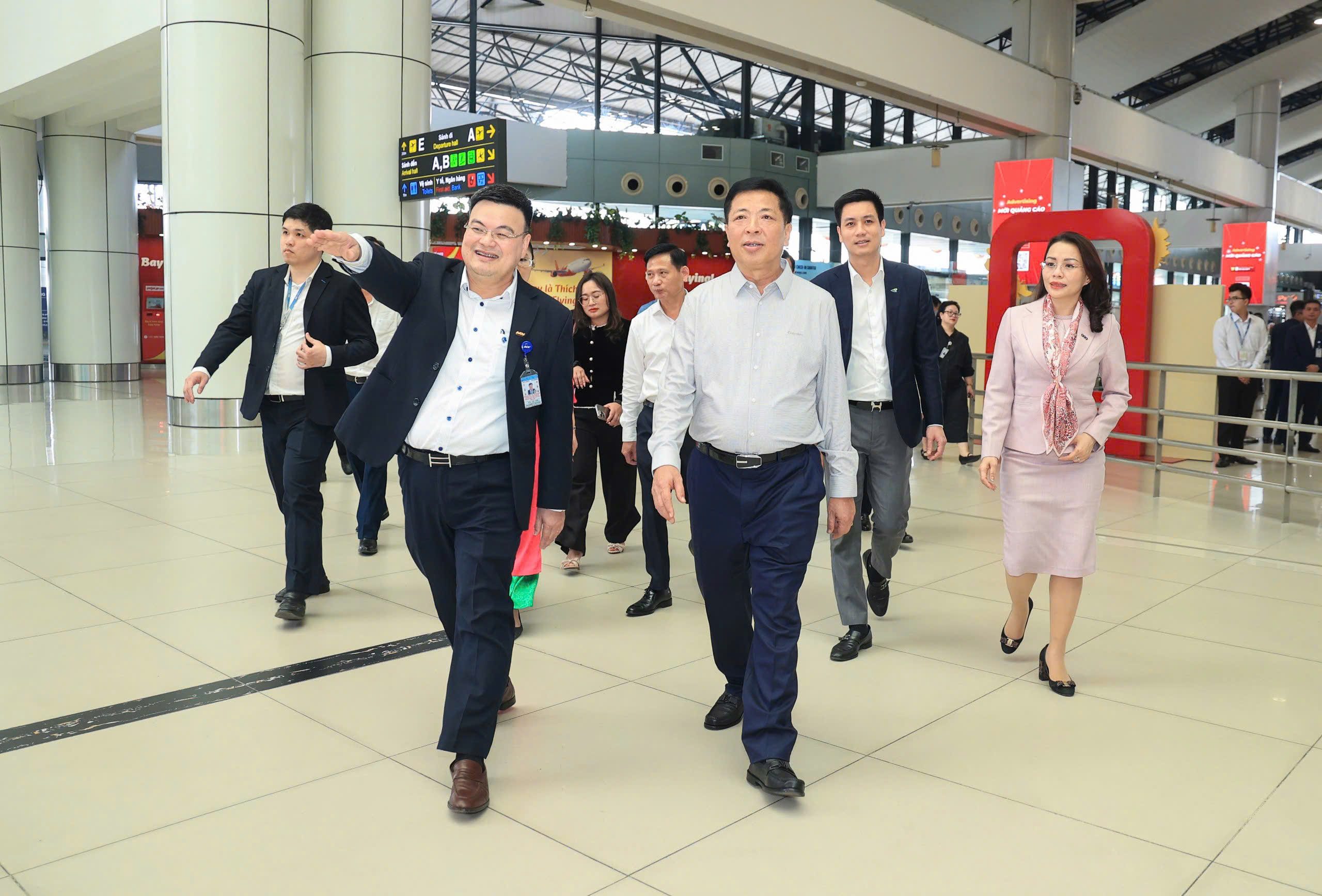 Bộ trưởng Xây dựng Trần Hồng Minh thị sát sân bay, nhà ga, đường sắt đô thị, bến xe chiều 29 Tết 2 Bộ trưởng Trần Hồng Minh thị sát các loại hình vận tải chiều 29 Tết - Ảnh 2.