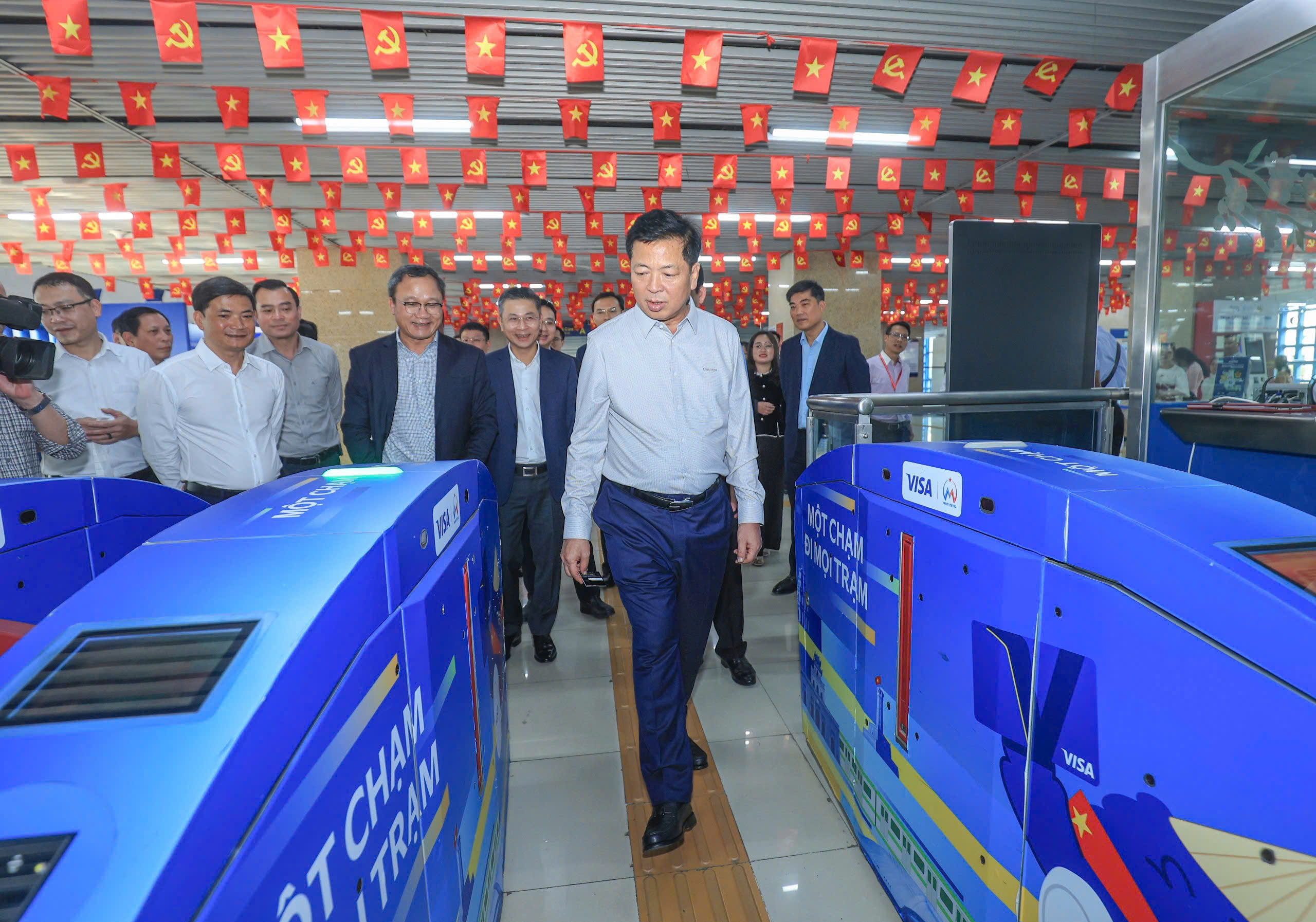 Bộ trưởng Xây dựng Trần Hồng Minh thị sát sân bay, nhà ga, đường sắt đô thị, bến xe chiều 29 Tết 4 Bộ trưởng Trần Hồng Minh thị sát các loại hình vận tải chiều 29 Tết - Ảnh 4.