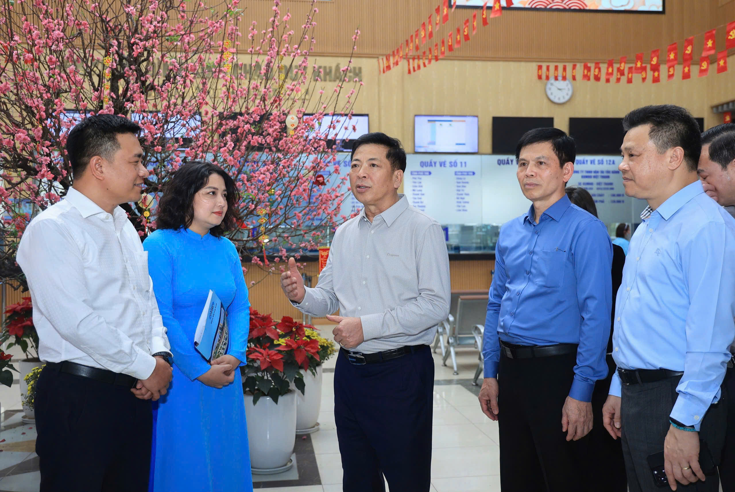 Bộ trưởng Xây dựng Trần Hồng Minh thị sát sân bay, nhà ga, đường sắt đô thị, bến xe chiều 29 Tết 3 Bộ trưởng Trần Hồng Minh thị sát các loại hình vận tải chiều 29 Tết - Ảnh 3.