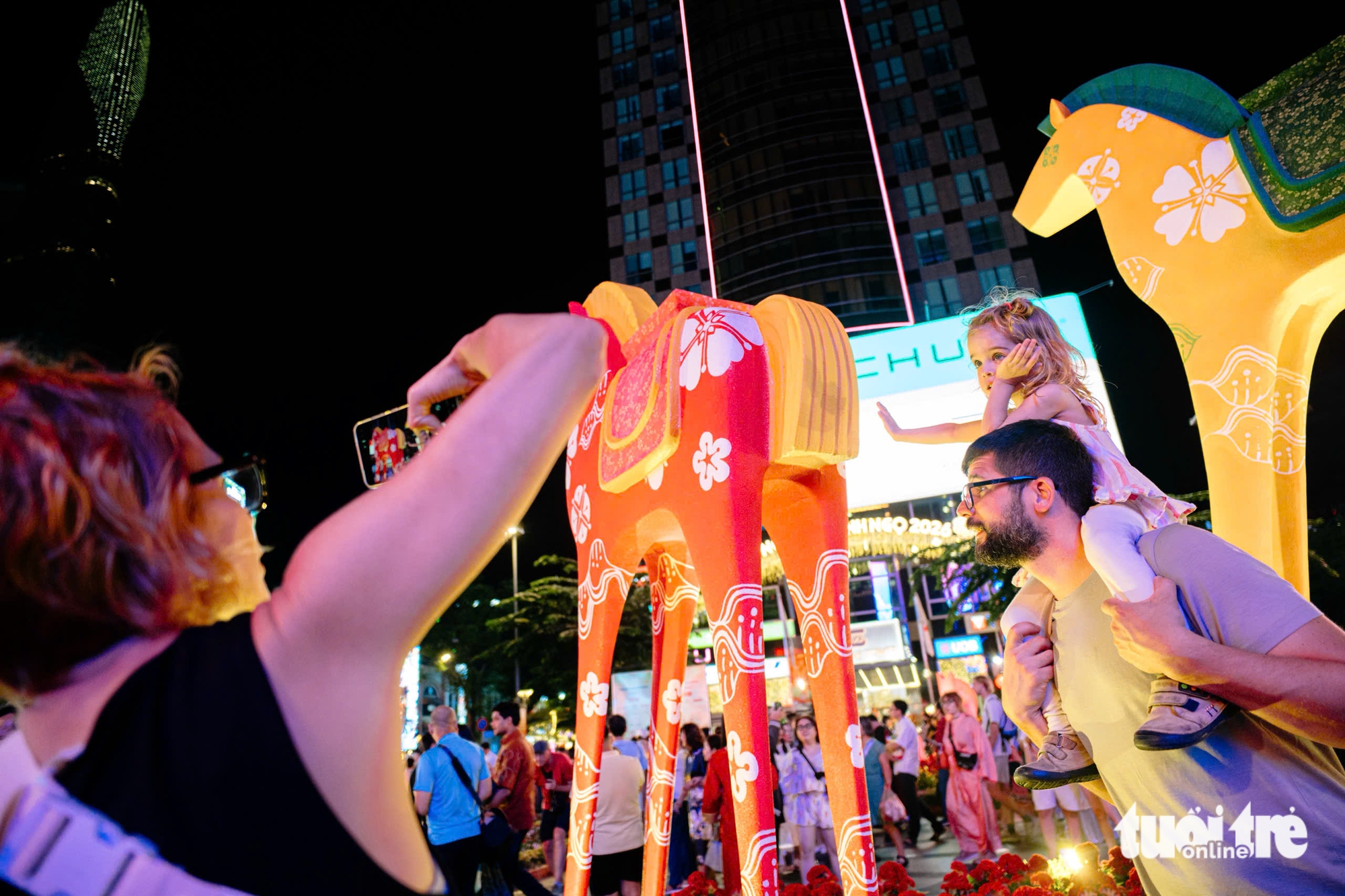 Người dân đổ về trung tâm vui chơi, nhiều nơi đã bắn pháo hoa sớm trước giao thừa 1 giao thừa - Ảnh 1.