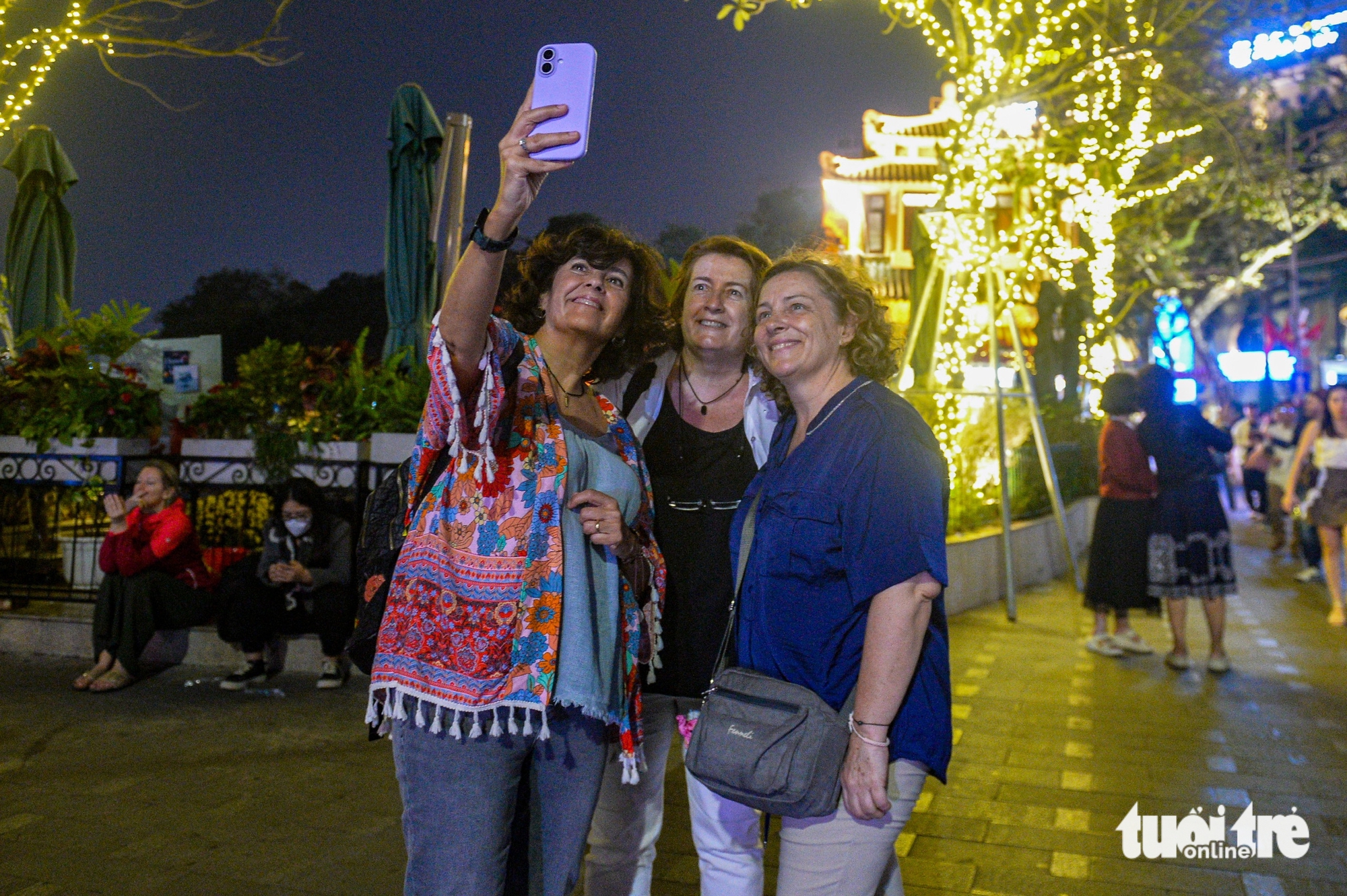 Người dân đổ về trung tâm vui chơi, nhiều nơi đã bắn pháo hoa sớm trước giao thừa 3 giao thừa - Ảnh 3.