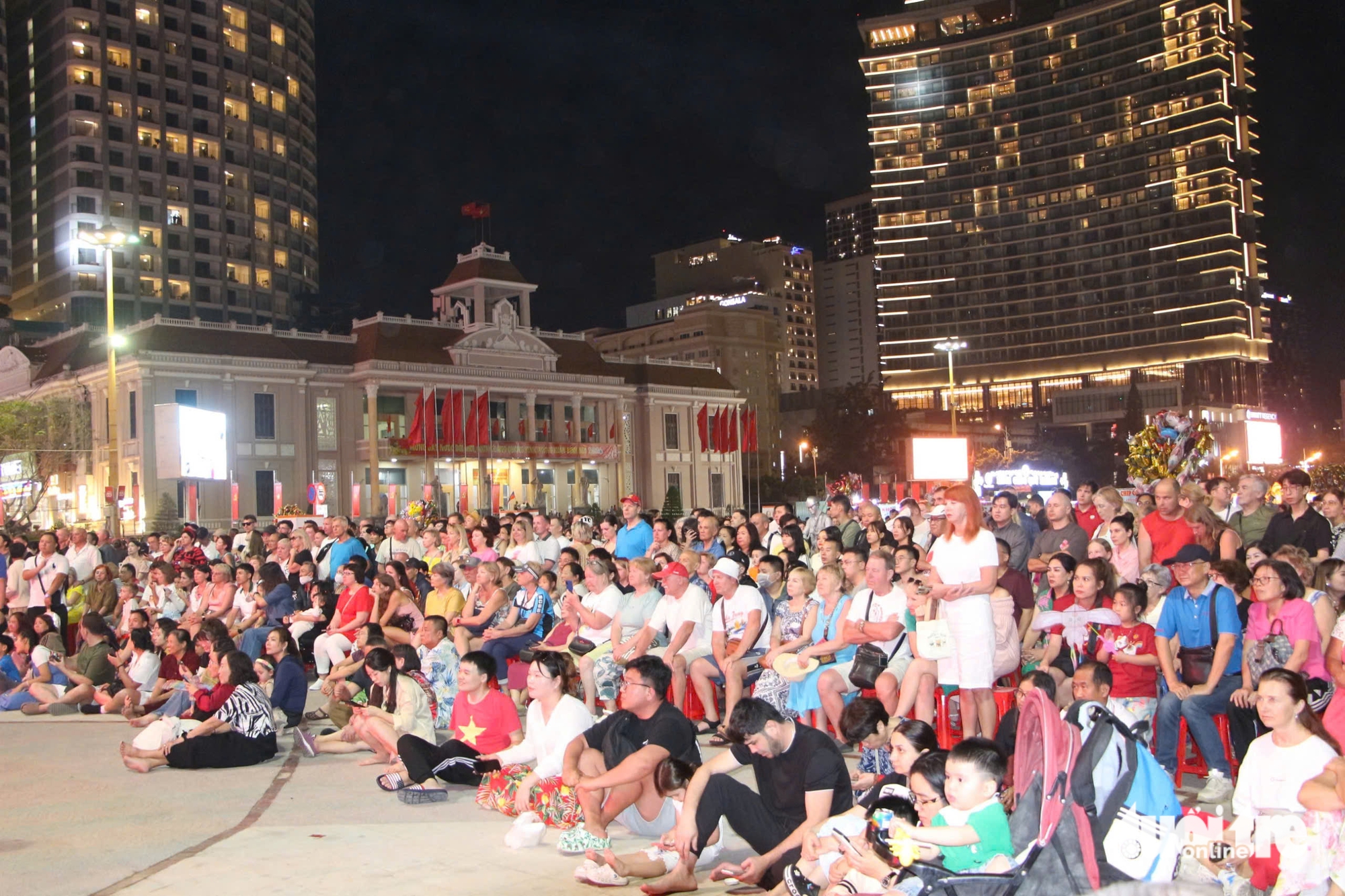 Người dân đổ về trung tâm vui chơi, nhiều nơi đã bắn pháo hoa sớm trước giao thừa 4 giao thừa - Ảnh 4.