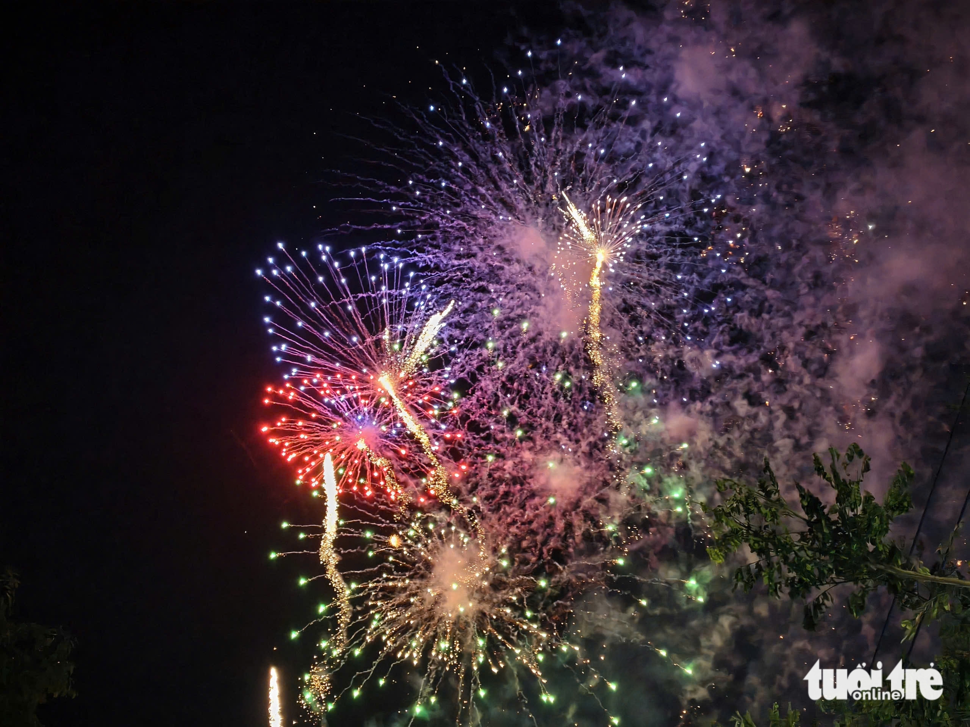 Người dân đổ về trung tâm vui chơi, nhiều nơi đã bắn pháo hoa sớm trước giao thừa 6 Người dân đổ về trung tâm vui chơi, nhiều nơi đã bắn pháo hoa sớm trước giao thừa - Ảnh 6.