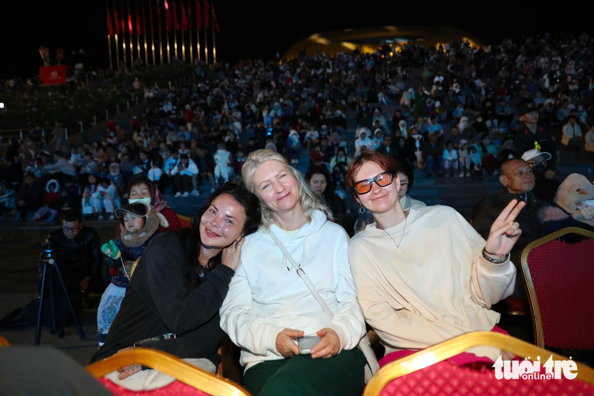 Người dân đổ về trung tâm vui chơi, nhiều nơi đã bắn pháo hoa sớm trước giao thừa 7 giao thừa - Ảnh 7.