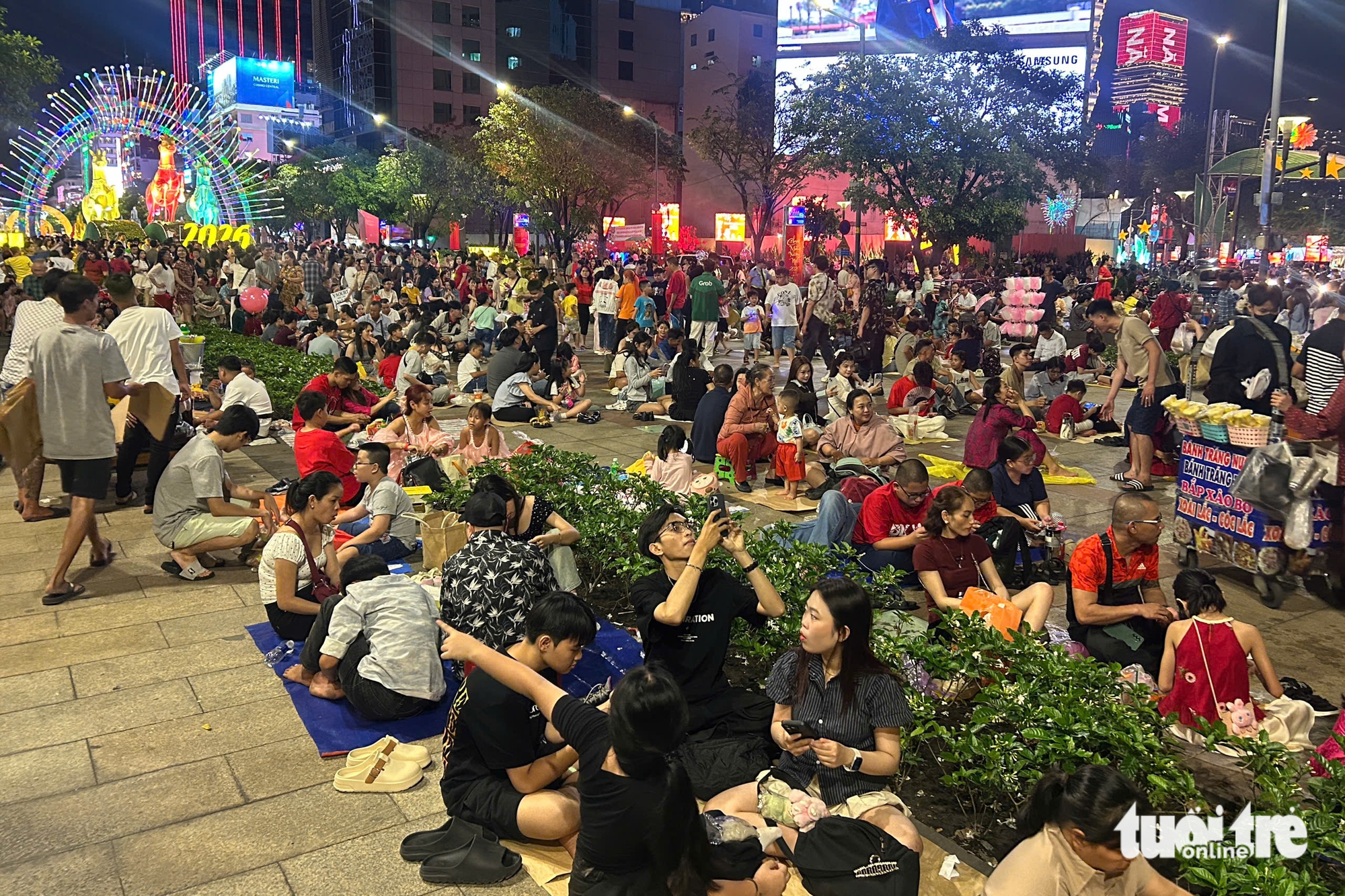 Người dân đổ về trung tâm vui chơi, nhiều nơi đã bắn pháo hoa sớm trước giao thừa 8 giao thừa - Ảnh 8.