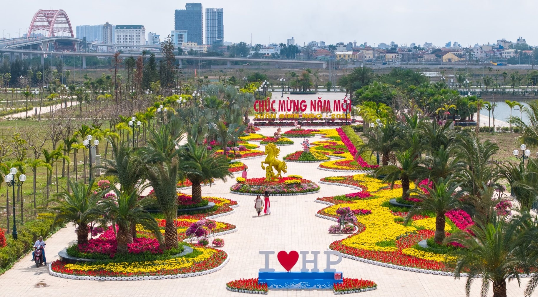 Người dân đổ về trung tâm vui chơi, nhiều nơi đã bắn pháo hoa sớm trước giao thừa 9 giao thừa - Ảnh 9.