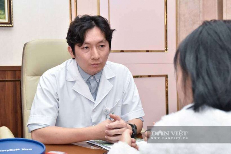 ThS.BS Đoàn Dư Mạnh, Thành viên Hội Bệnh Mạch máu Việt Nam đang tư vấn cho bệnh nhân. Ảnh: Gia Khiêm