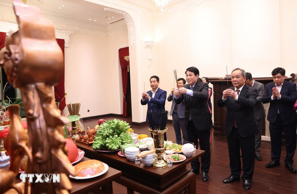 Chủ tịch nước Lương Cường dâng hương tưởng niệm Chủ tịch Hồ Chí Minh tại Nhà 67 và Bắc Bộ Phủ - Ảnh 2.