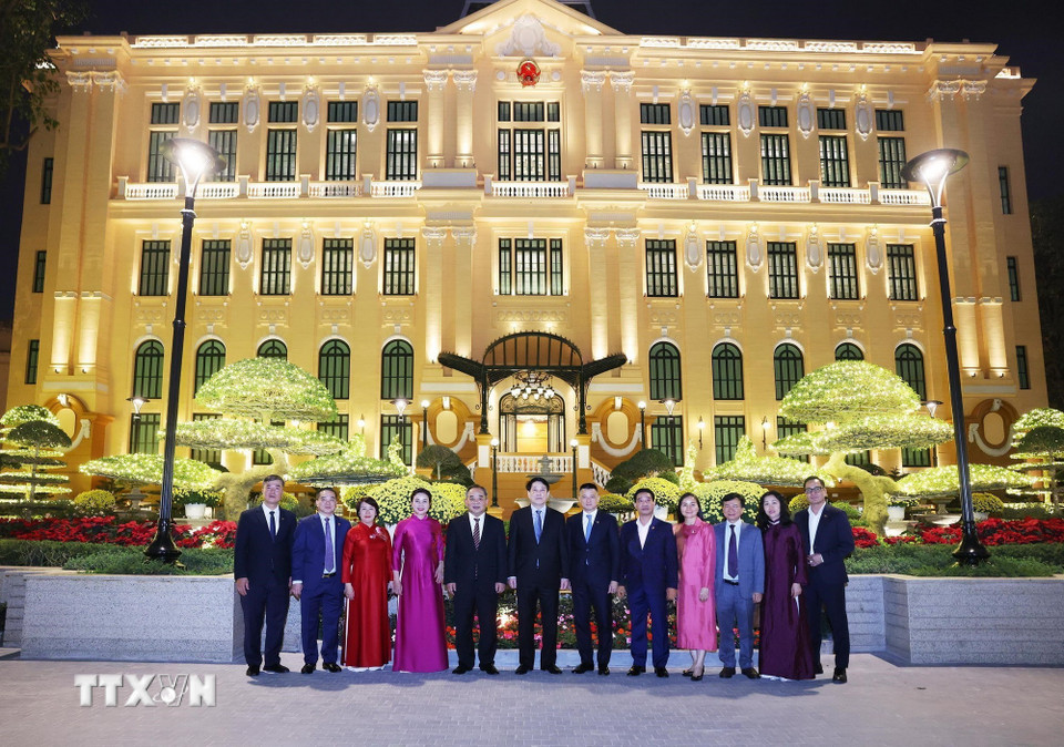 Chủ tịch nước Lương Cường dâng hương tưởng niệm Chủ tịch Hồ Chí Minh tại Nhà 67 và Bắc Bộ Phủ - Ảnh 3.