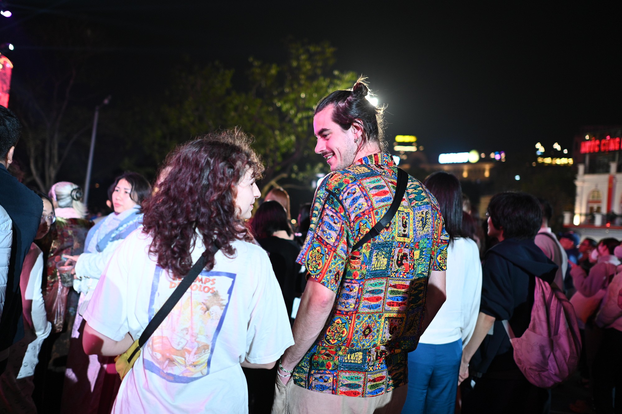 Người dân Hà Nội và TP.HCM đổ lên trung tâm chờ xem pháo hoa giao thừa- Ảnh 2.