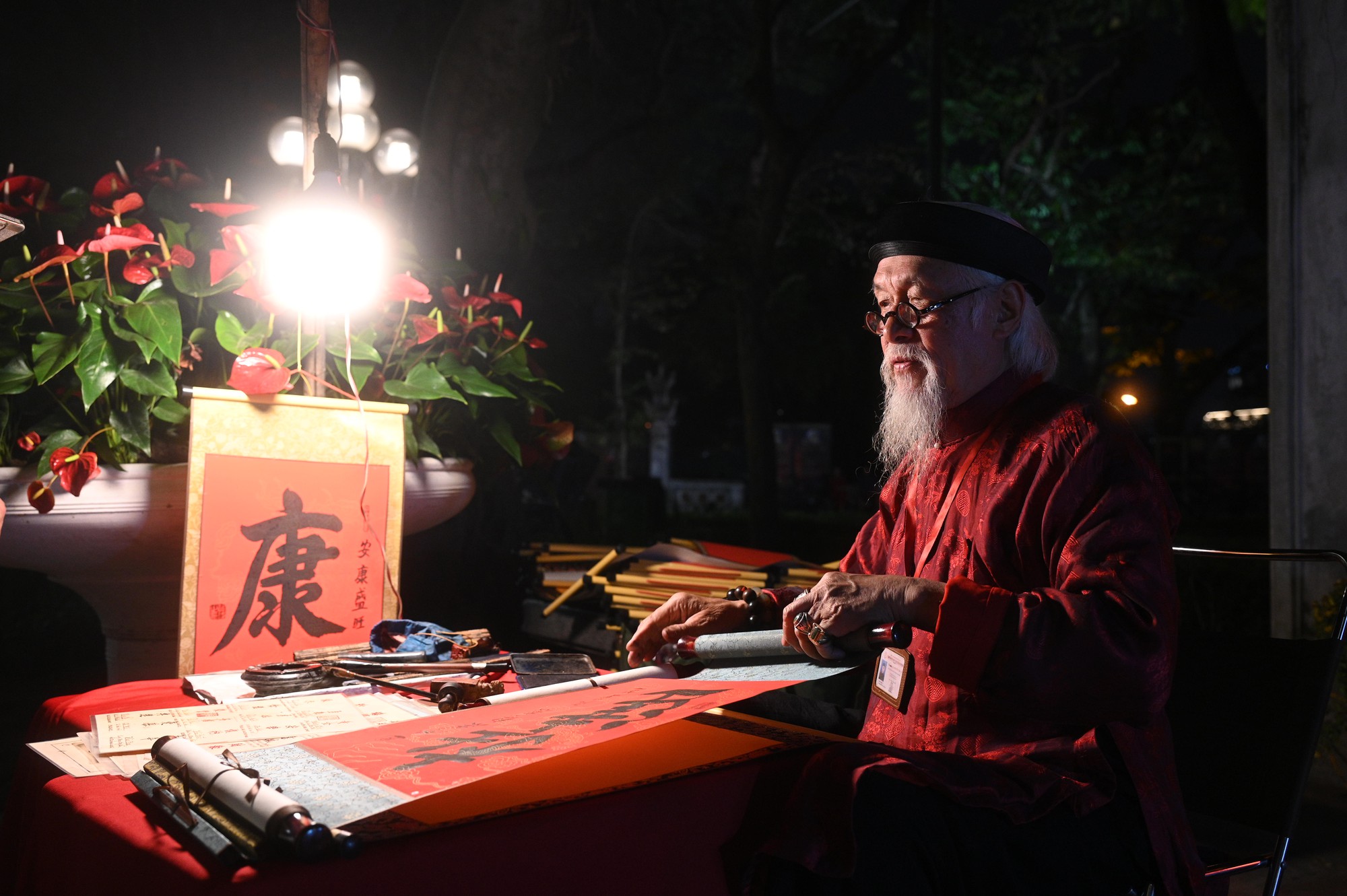 Người dân Hà Nội và TP.HCM đổ lên trung tâm chờ xem pháo hoa giao thừa- Ảnh 4.