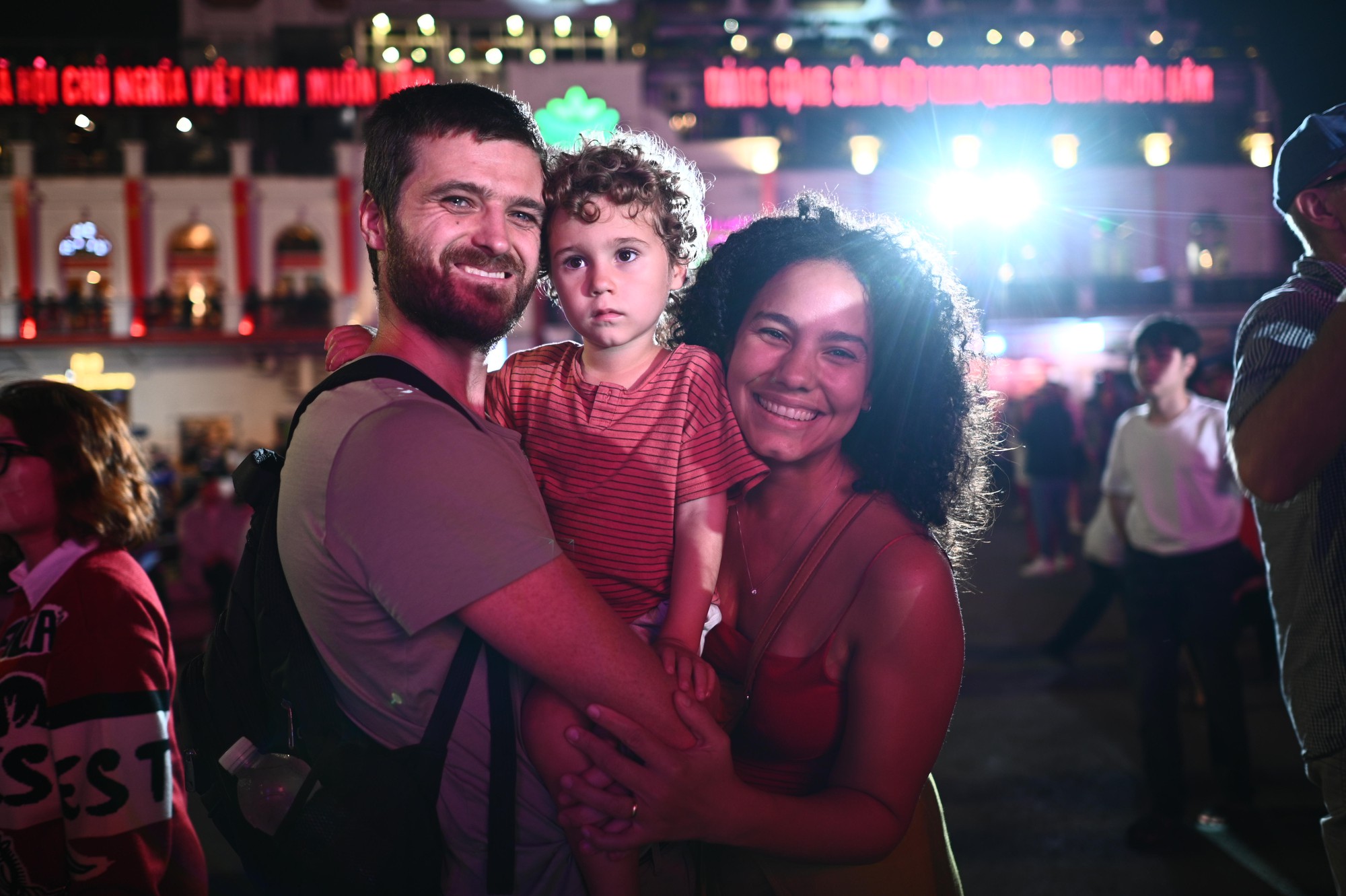 Người dân Hà Nội và TP.HCM đổ lên trung tâm chờ xem pháo hoa giao thừa- Ảnh 6.