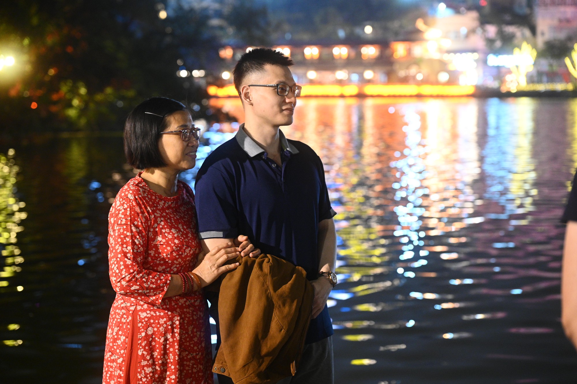 Người dân Hà Nội và TP.HCM đổ lên trung tâm chờ xem pháo hoa giao thừa- Ảnh 7.