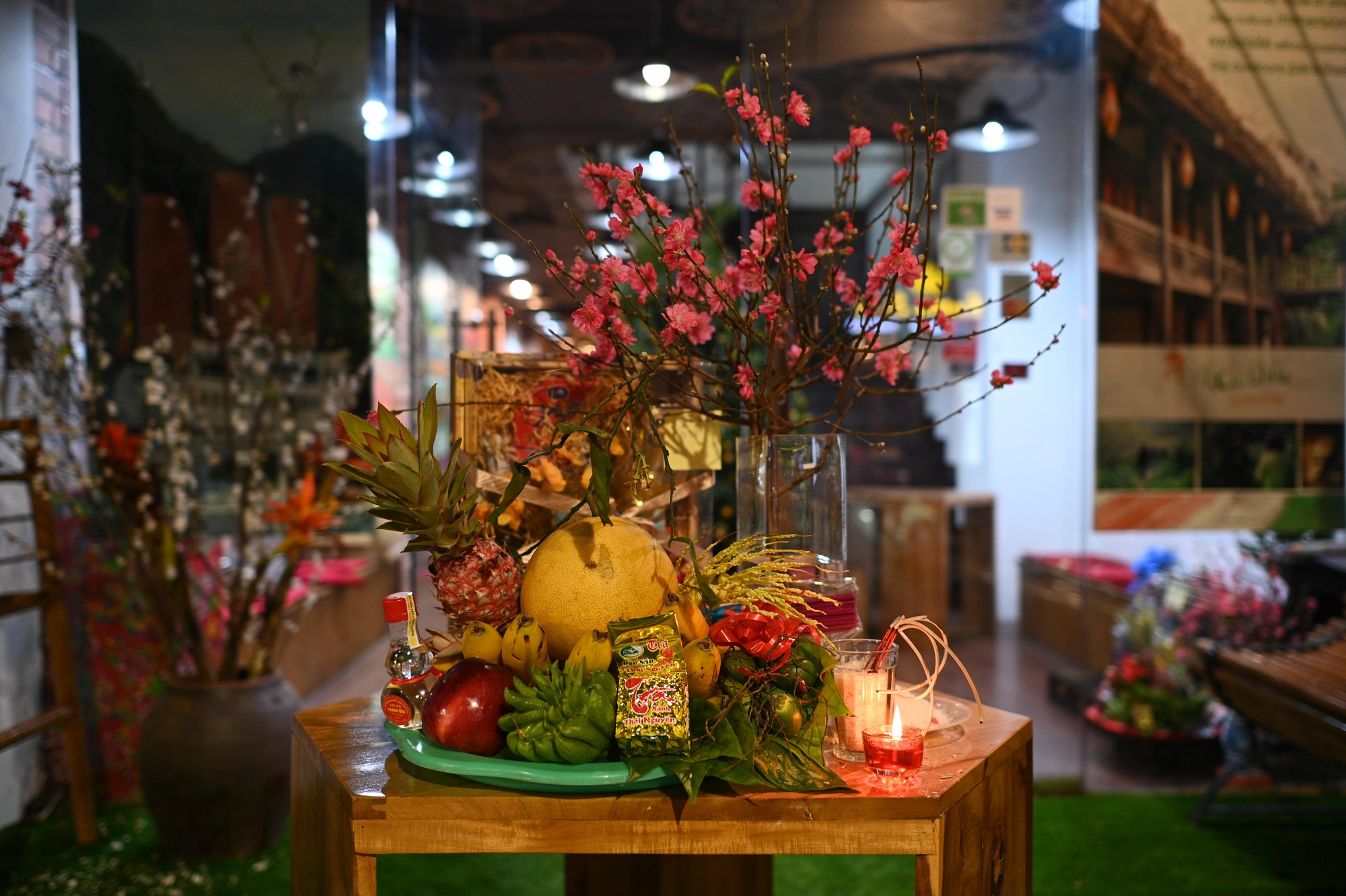 Người dân Hà Nội và TP.HCM đổ lên trung tâm chờ xem pháo hoa giao thừa- Ảnh 10.