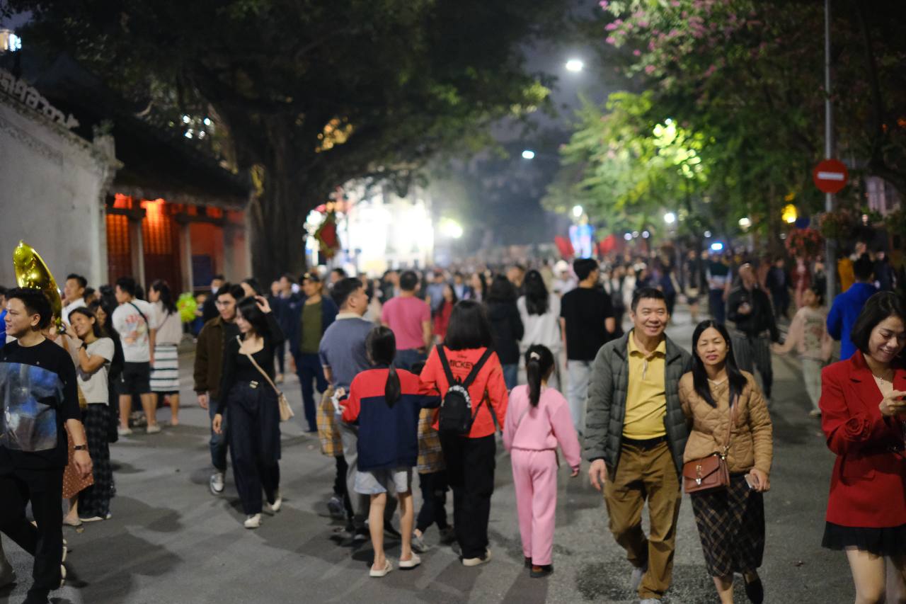 Người dân Hà Nội và TP.HCM đổ lên trung tâm chờ xem pháo hoa giao thừa- Ảnh 12.
