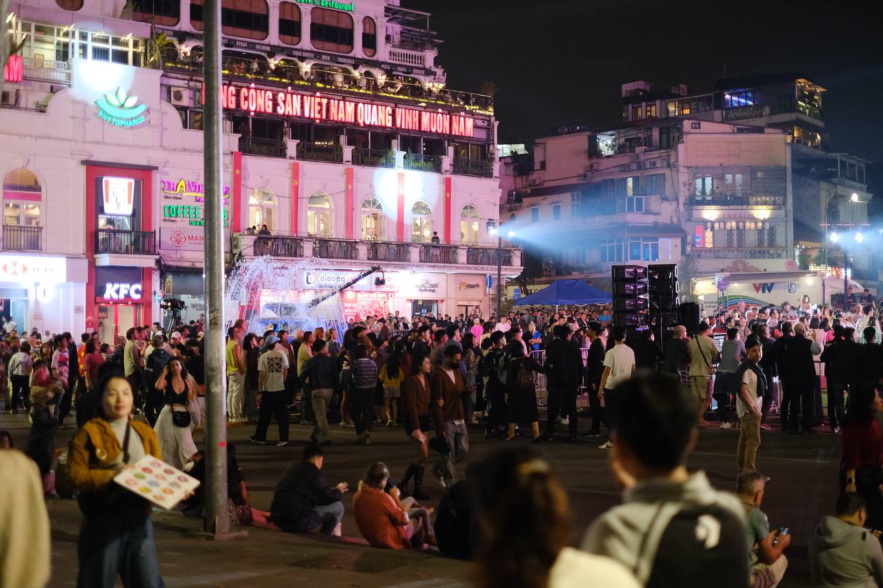 Người dân Hà Nội và TP.HCM đổ lên trung tâm chờ xem pháo hoa giao thừa- Ảnh 13.