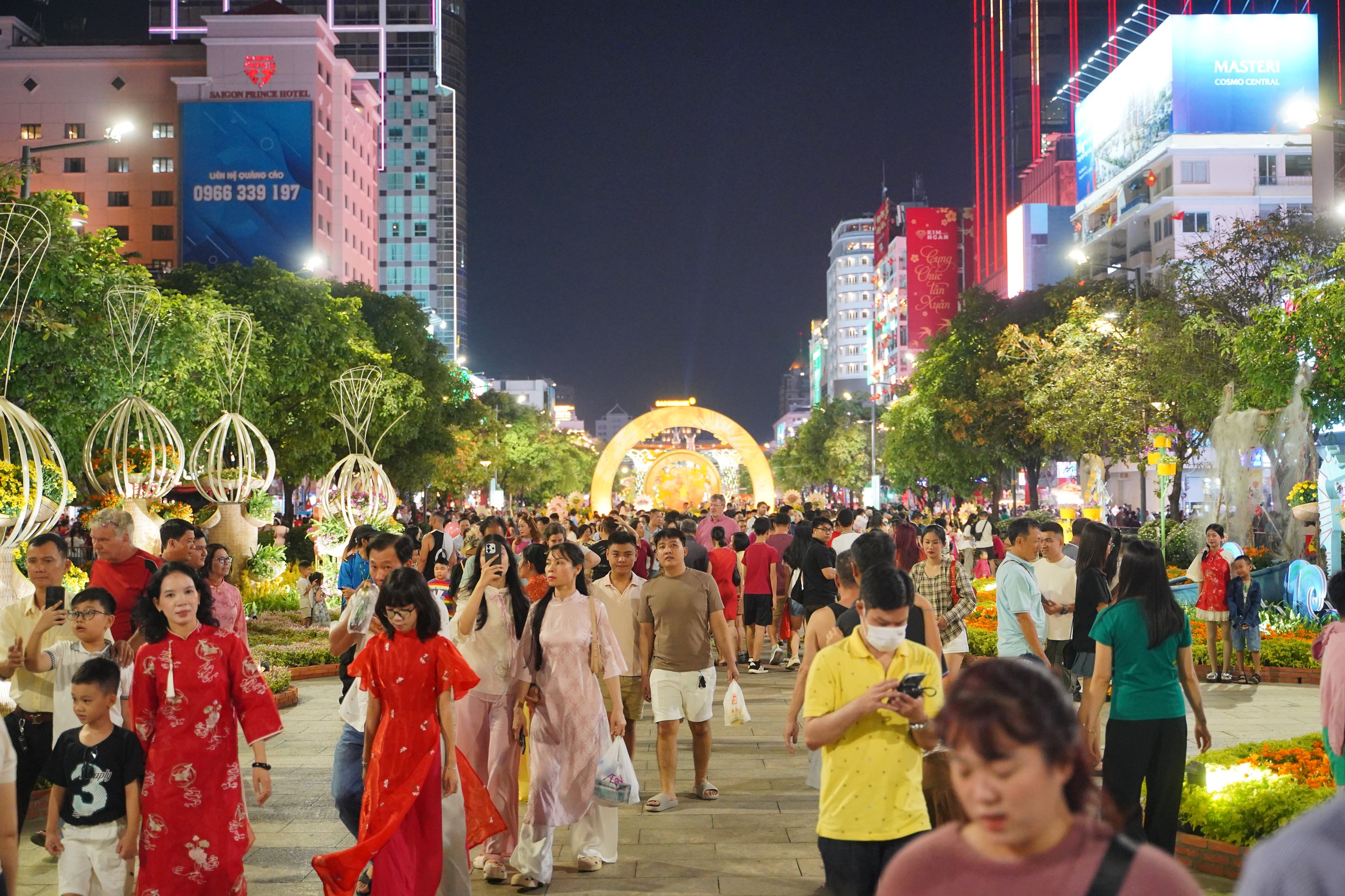 Người dân Hà Nội và TP.HCM đổ lên trung tâm chờ xem pháo hoa giao thừa- Ảnh 14.