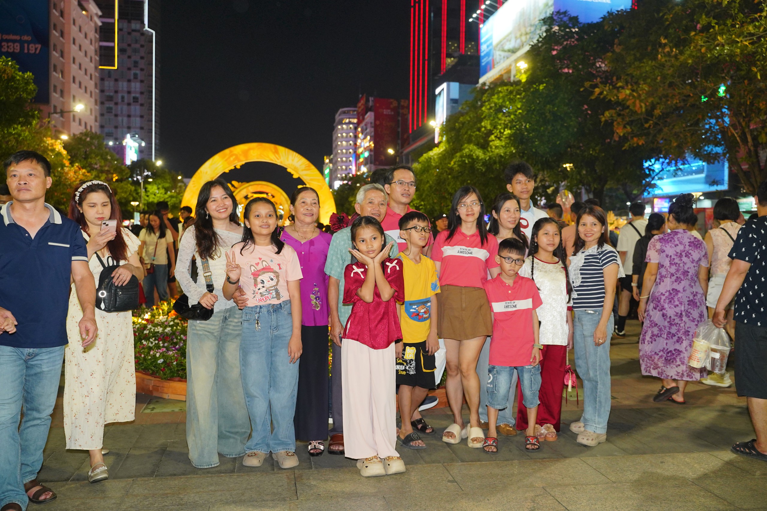 Người dân Hà Nội và TP.HCM đổ lên trung tâm chờ xem pháo hoa giao thừa- Ảnh 17.