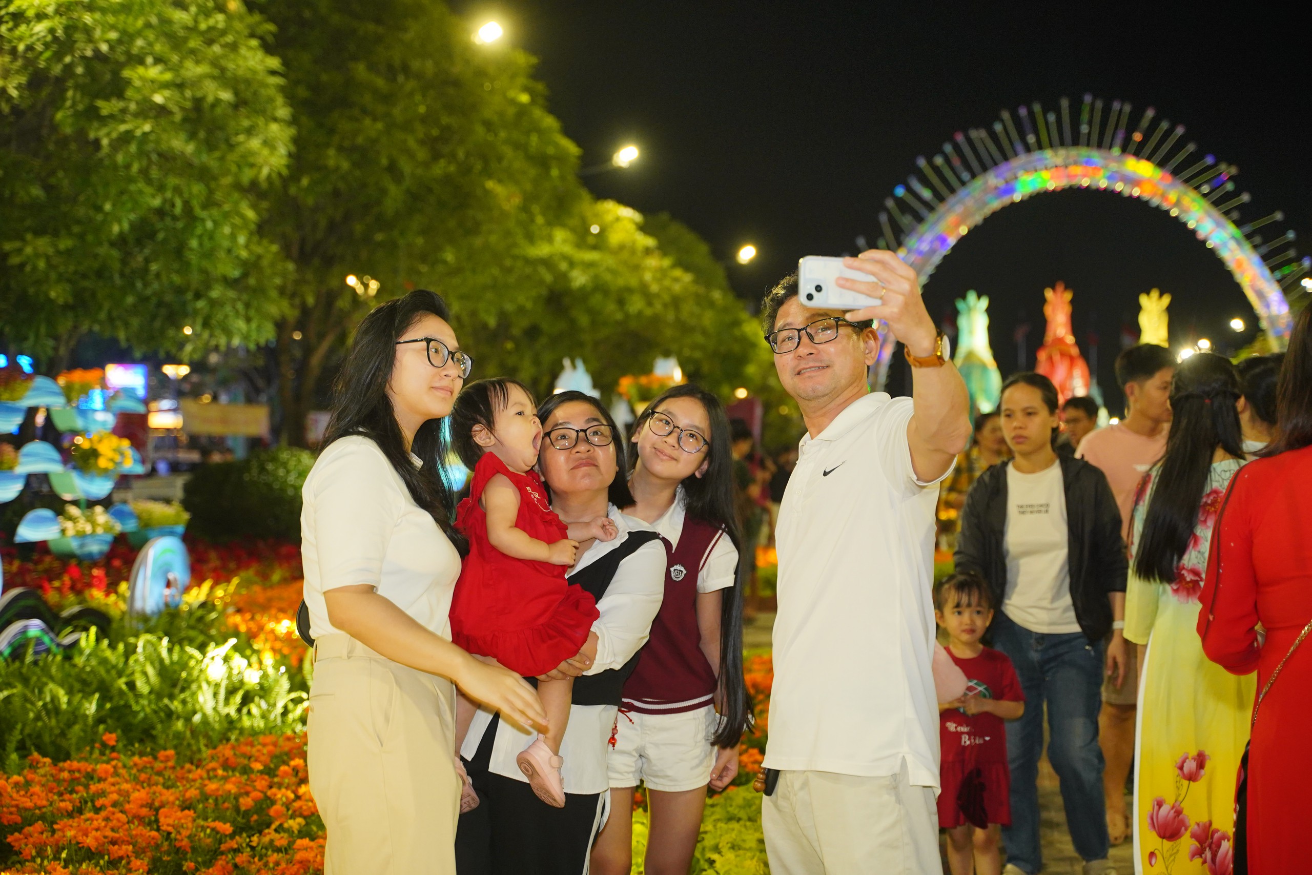 Người dân Hà Nội và TP.HCM đổ lên trung tâm chờ xem pháo hoa giao thừa- Ảnh 18.