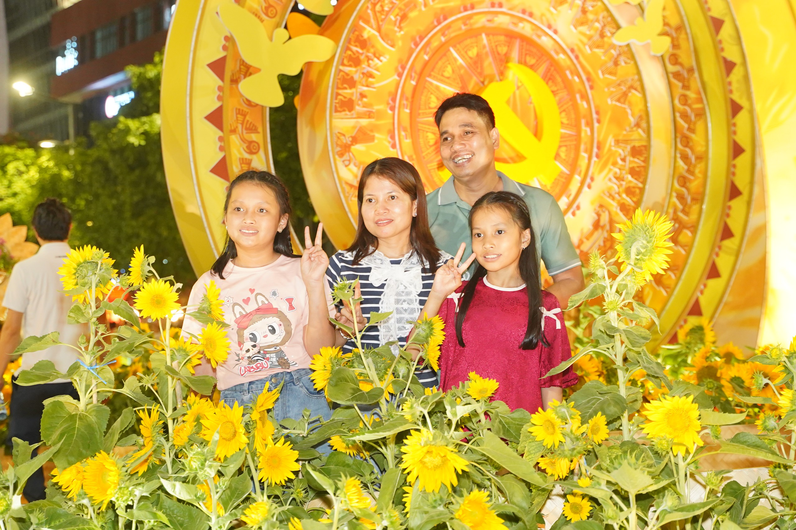 Người dân Hà Nội và TP.HCM đổ lên trung tâm chờ xem pháo hoa giao thừa- Ảnh 19.