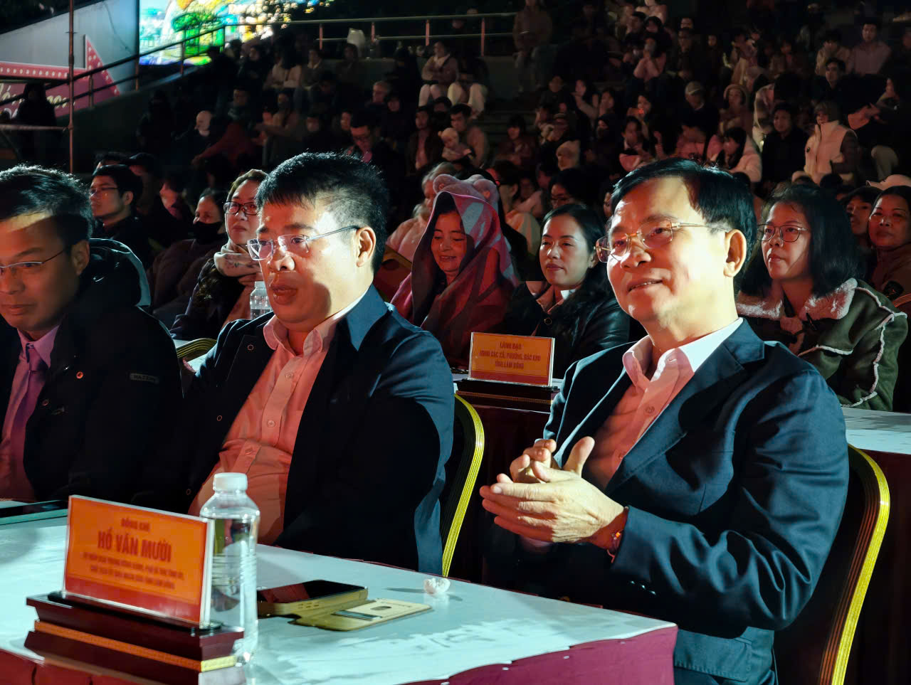 Đêm giao thừa 13 độ C, hàng ngàn người háo hức chờ pháo hoa ở Đà Lạt- Ảnh 2.