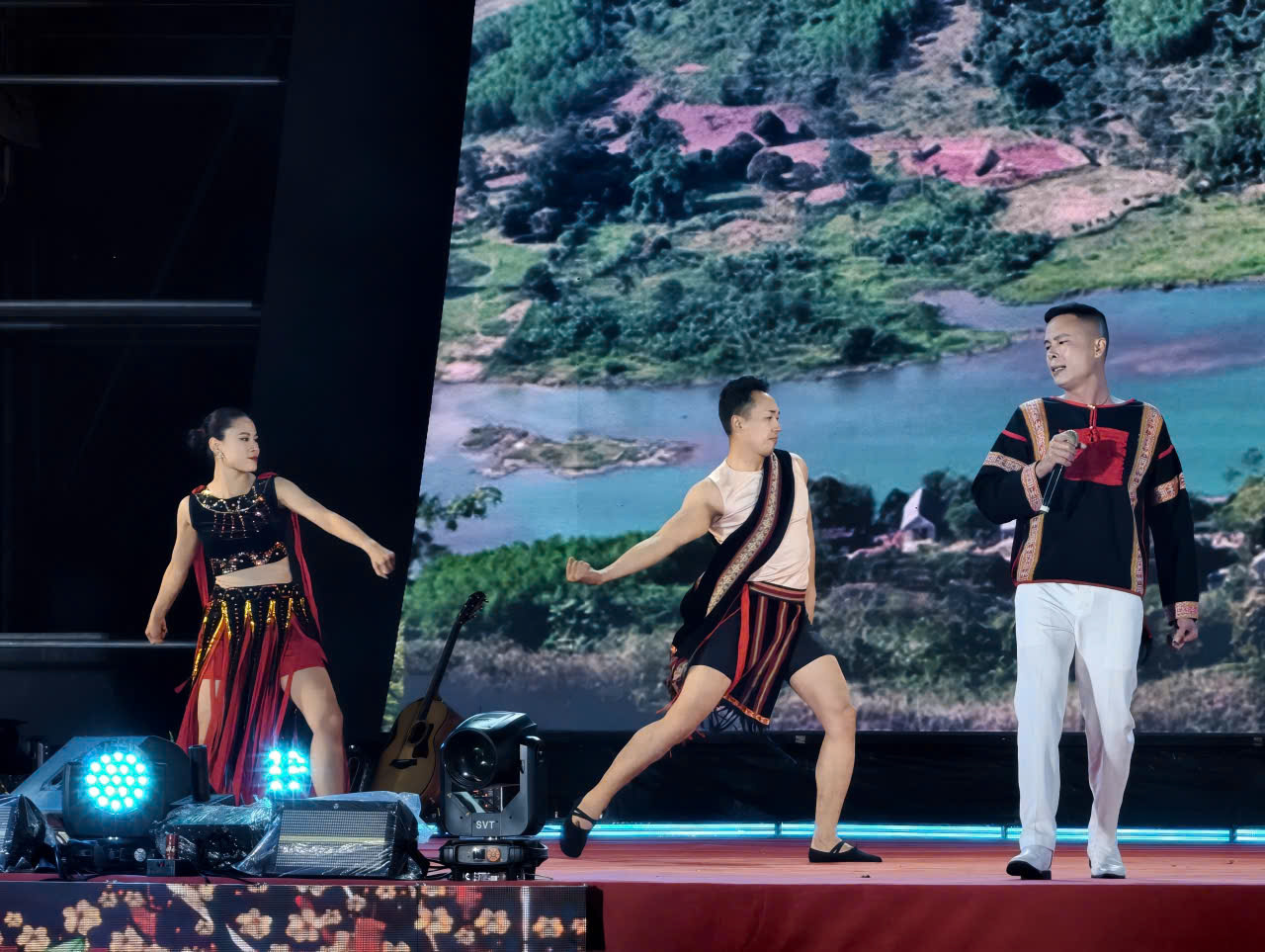 Đêm giao thừa 13 độ C, hàng ngàn người háo hức chờ pháo hoa ở Đà Lạt- Ảnh 3.