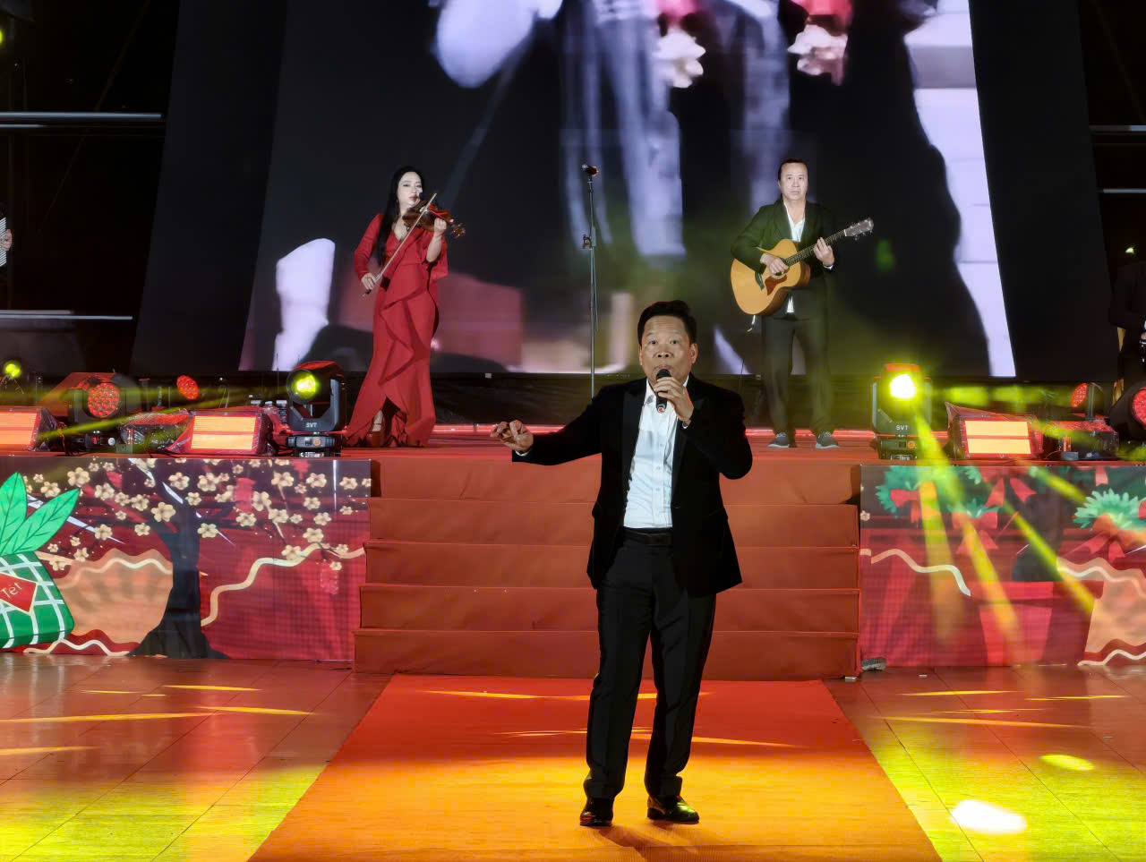 Đêm giao thừa 13 độ C, hàng ngàn người háo hức chờ pháo hoa ở Đà Lạt- Ảnh 4.