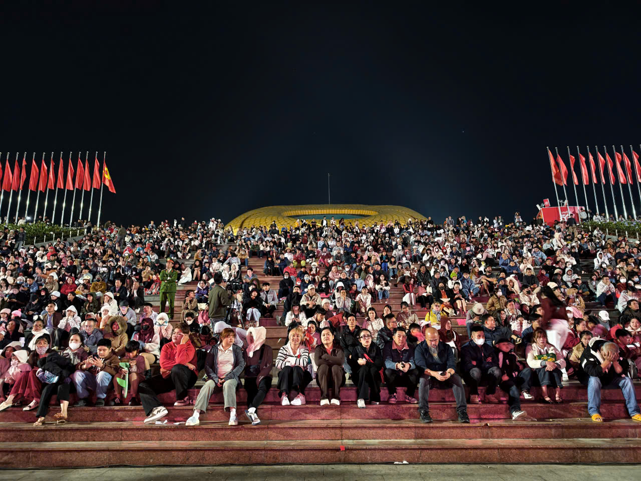 Đêm giao thừa 13 độ C, hàng ngàn người háo hức chờ pháo hoa ở Đà Lạt- Ảnh 6.