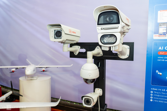 Loạt sản phẩm Make in Viet Nam tại triển lãm bên lề Đại hội Đại biểu lần thứ I, Đảng bộ Bộ Khoa học và Công nghệ, chiều 16/8. Ảnh: Đình Tùng