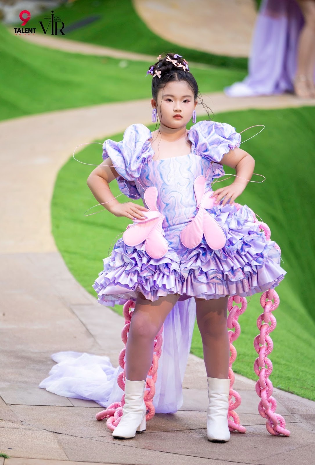 Mẫu nhí 9 tuổi Rita Thiên Phúc thần thái khi sải bước bên cạnh Miss International Queen Vietnam 2023 ở vị trí Vedette 2 rita-thien-phuc-1-1749790604.jpg