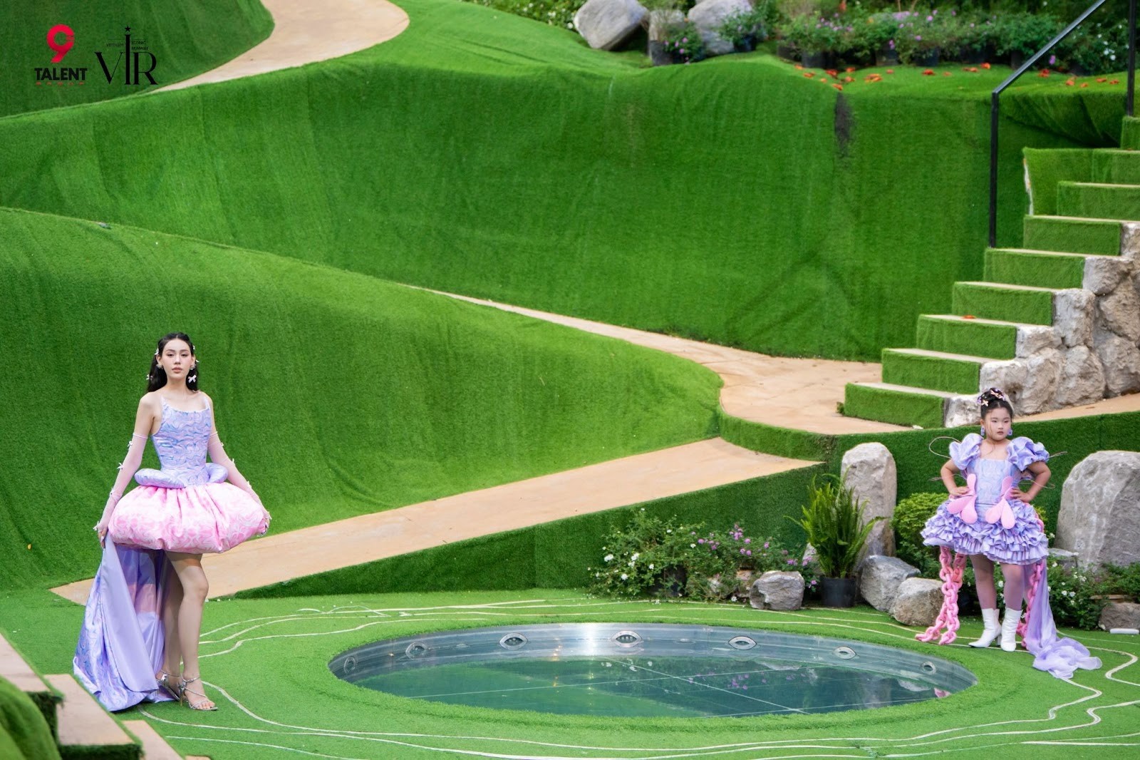 Mẫu nhí 9 tuổi Rita Thiên Phúc thần thái khi sải bước bên cạnh Miss International Queen Vietnam 2023 ở vị trí Vedette 3 rita-thien-phuc-2-1749790604.jpg